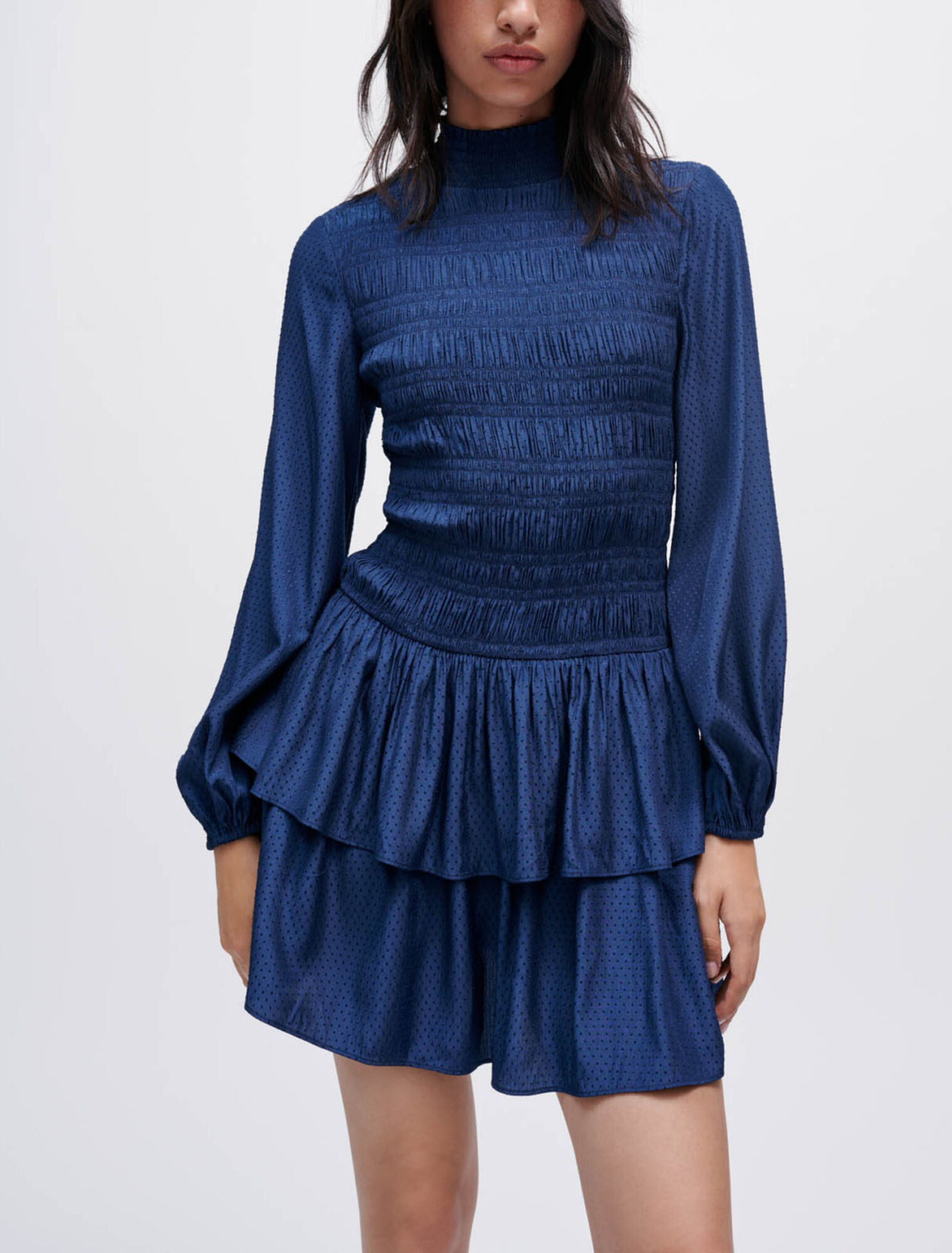 Robe smockée en satin fluide à volants
