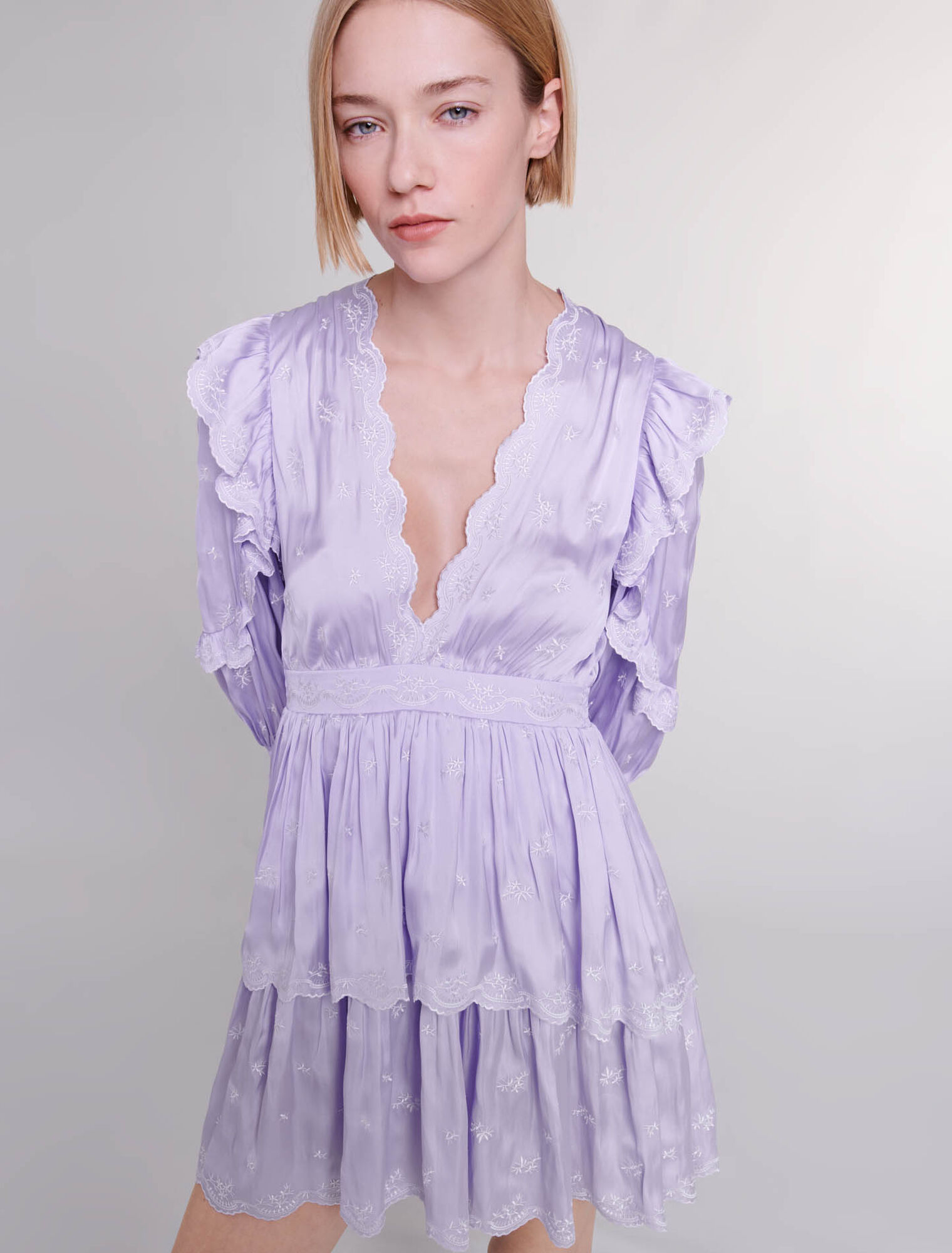 Robe courte satinée brodée