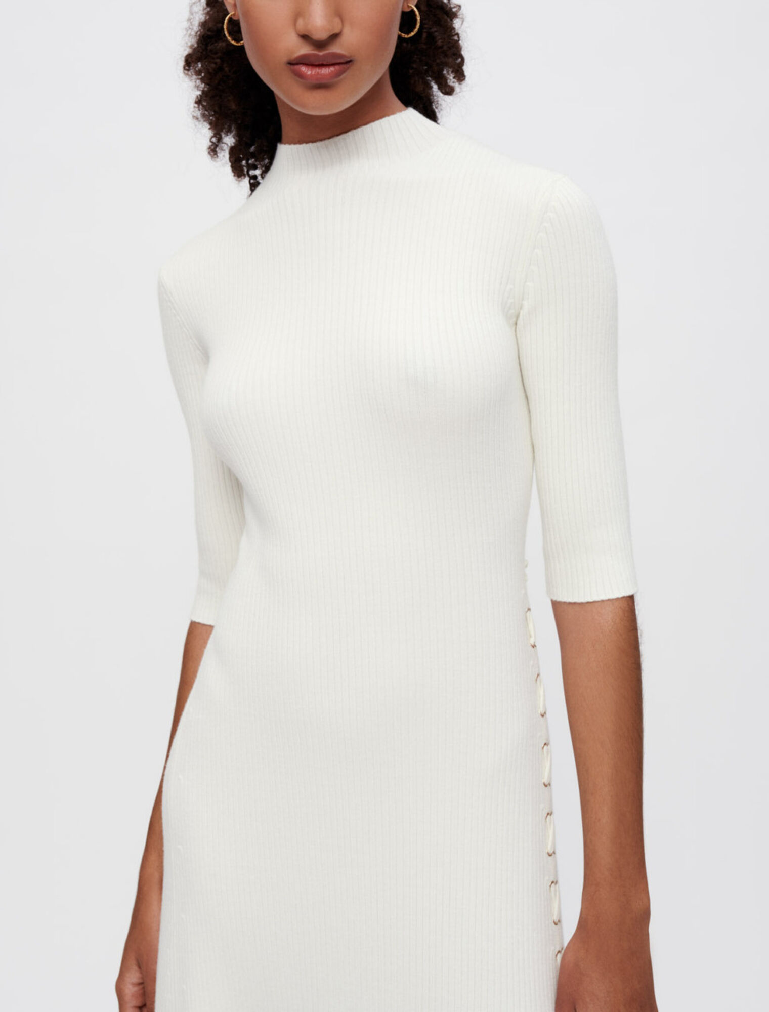 Robe en maille à côtes et œillets dorés