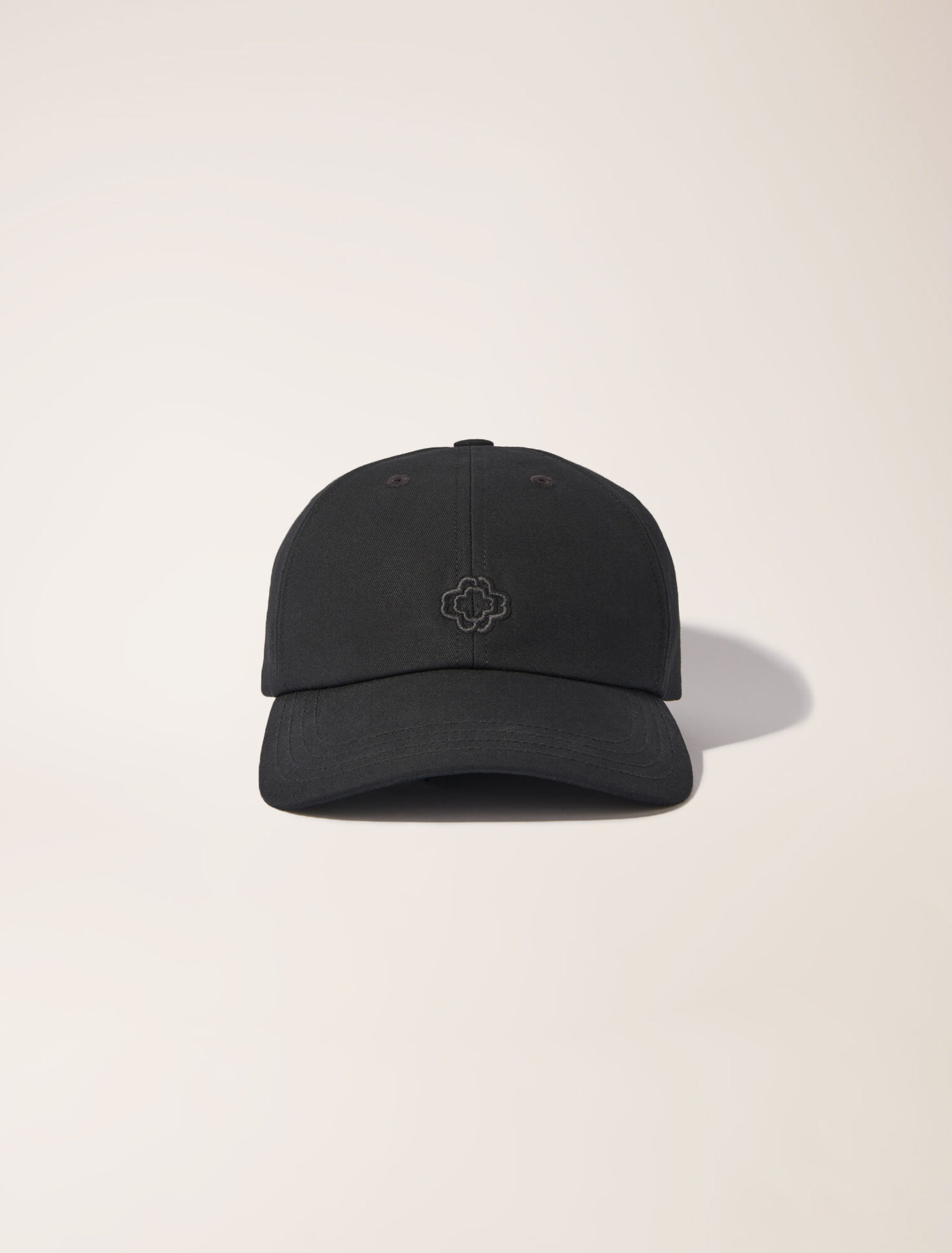 Casquette en coton et boucle dorée