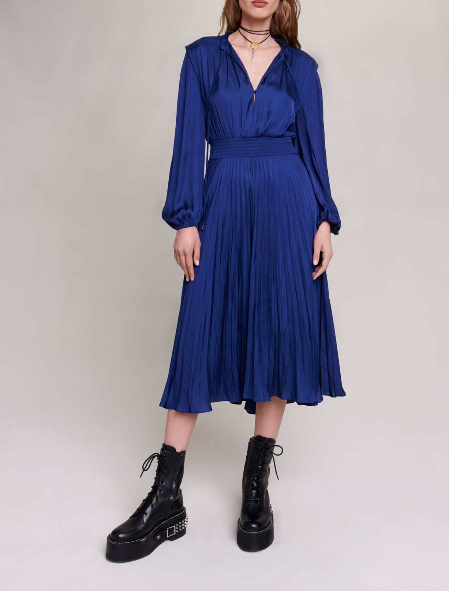 Robe midi pliss&eacute;e et satin&eacute;e
