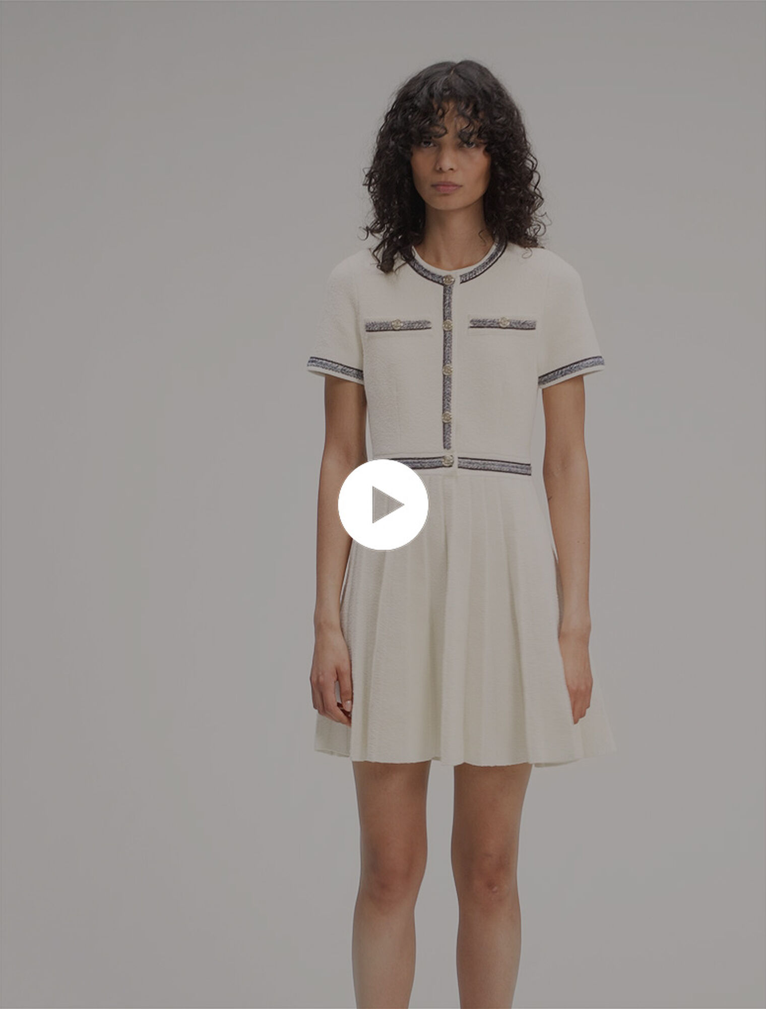 Robe courte en maille plissée