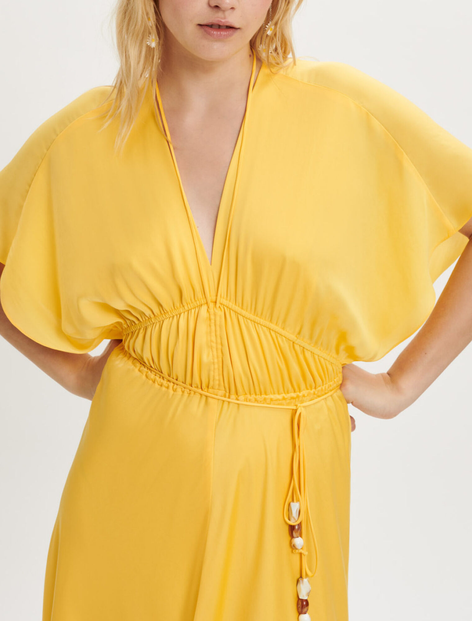 Robe foulard en satin et bijoux perles