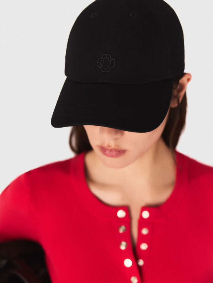Casquette en coton et boucle dorée