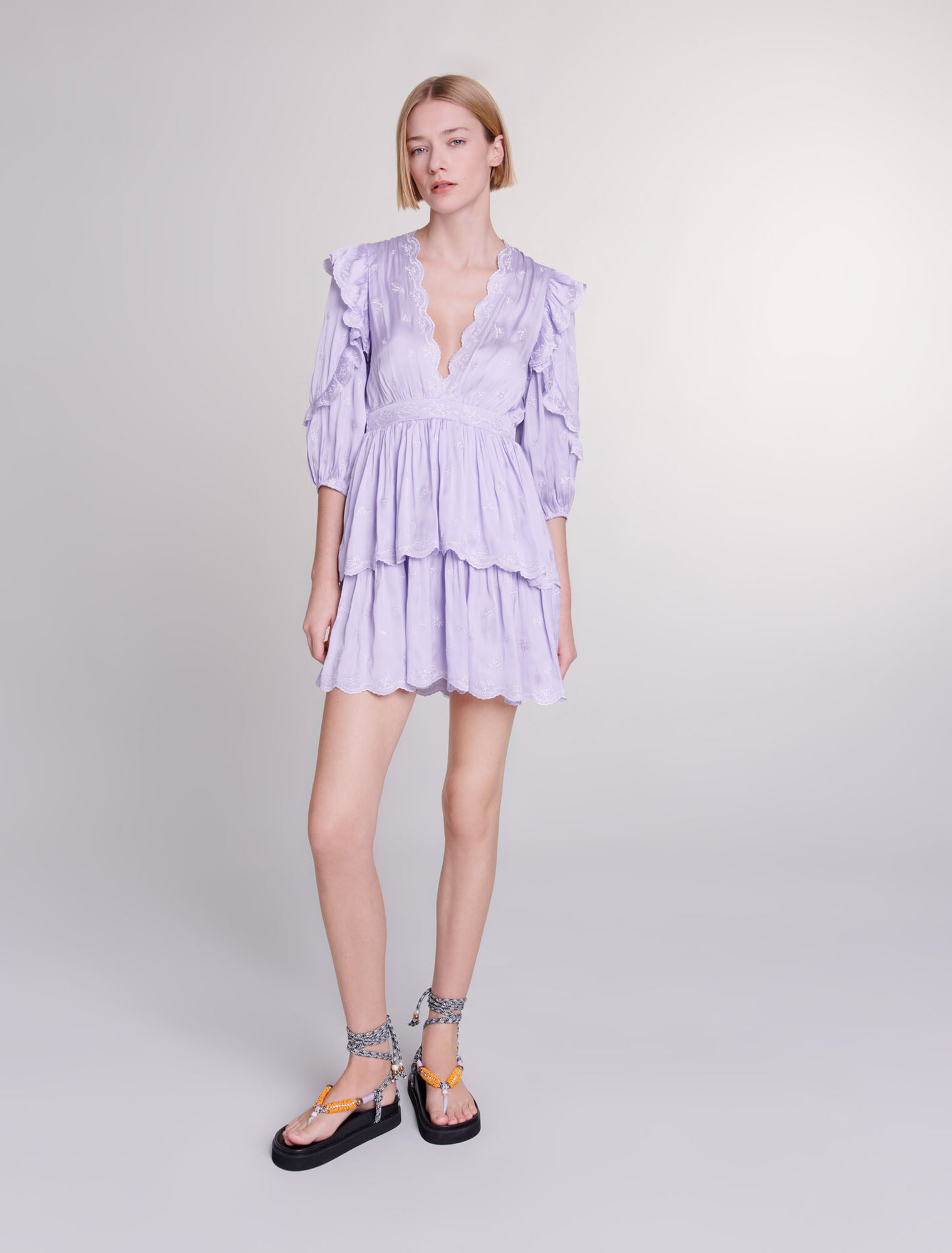 Robe courte satinée brodée