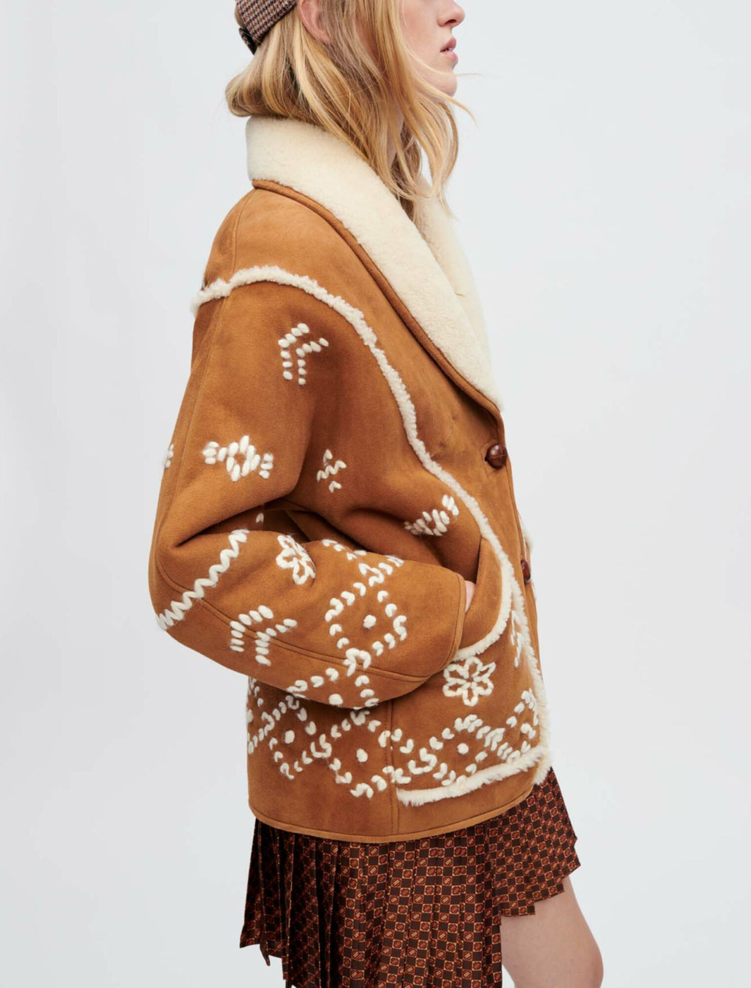 Manteau en peu lainée entièrement brodé