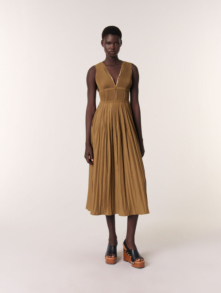 Robe plissée et décolleté bijoux