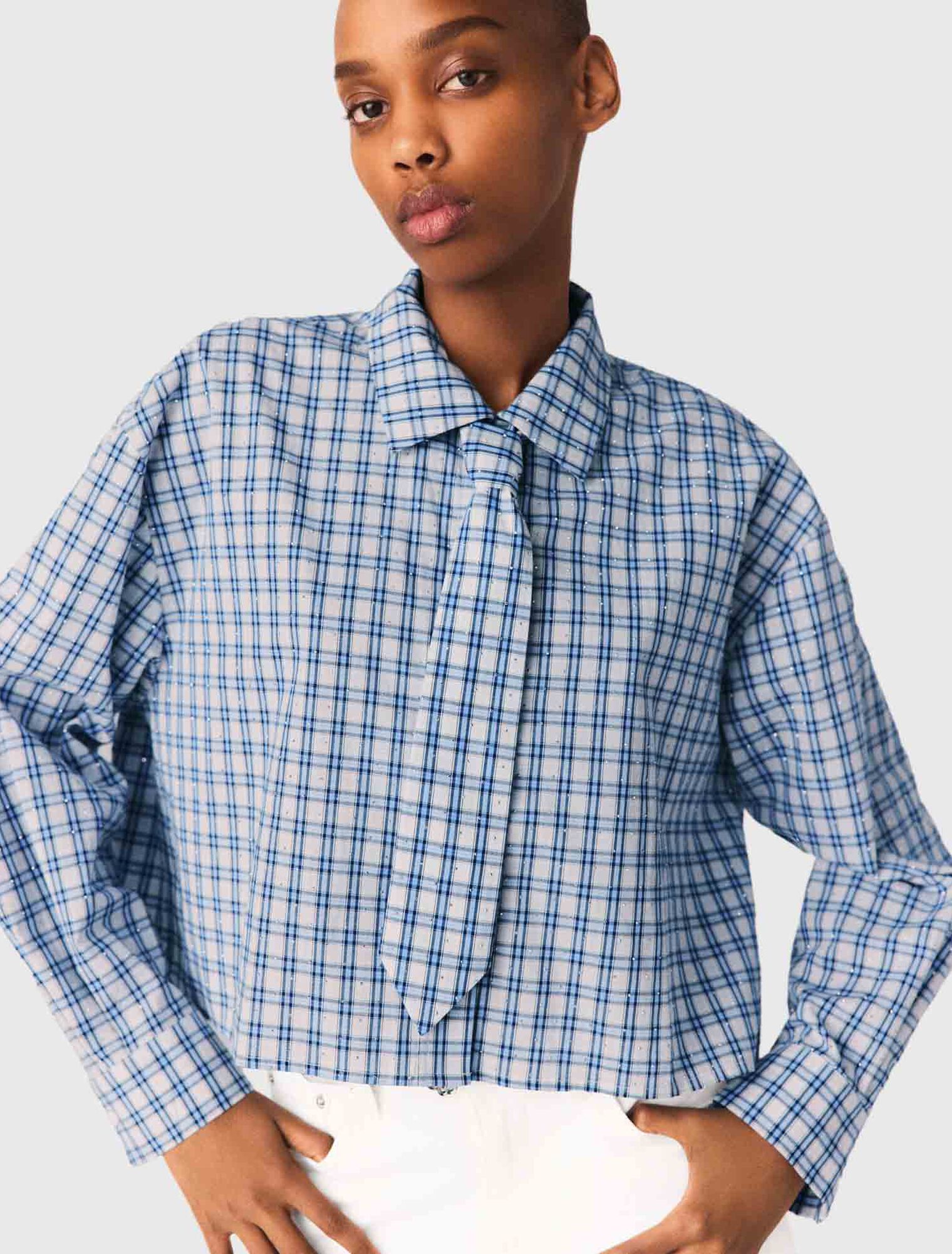 Chemise strass&eacute;e cravate amovible