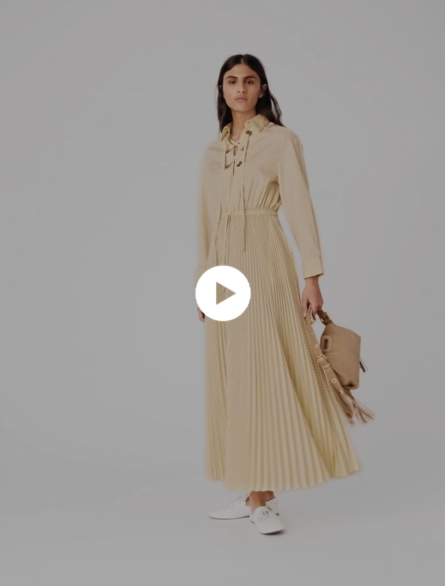 Robe longue pliss&eacute;e avec &oelig;illets