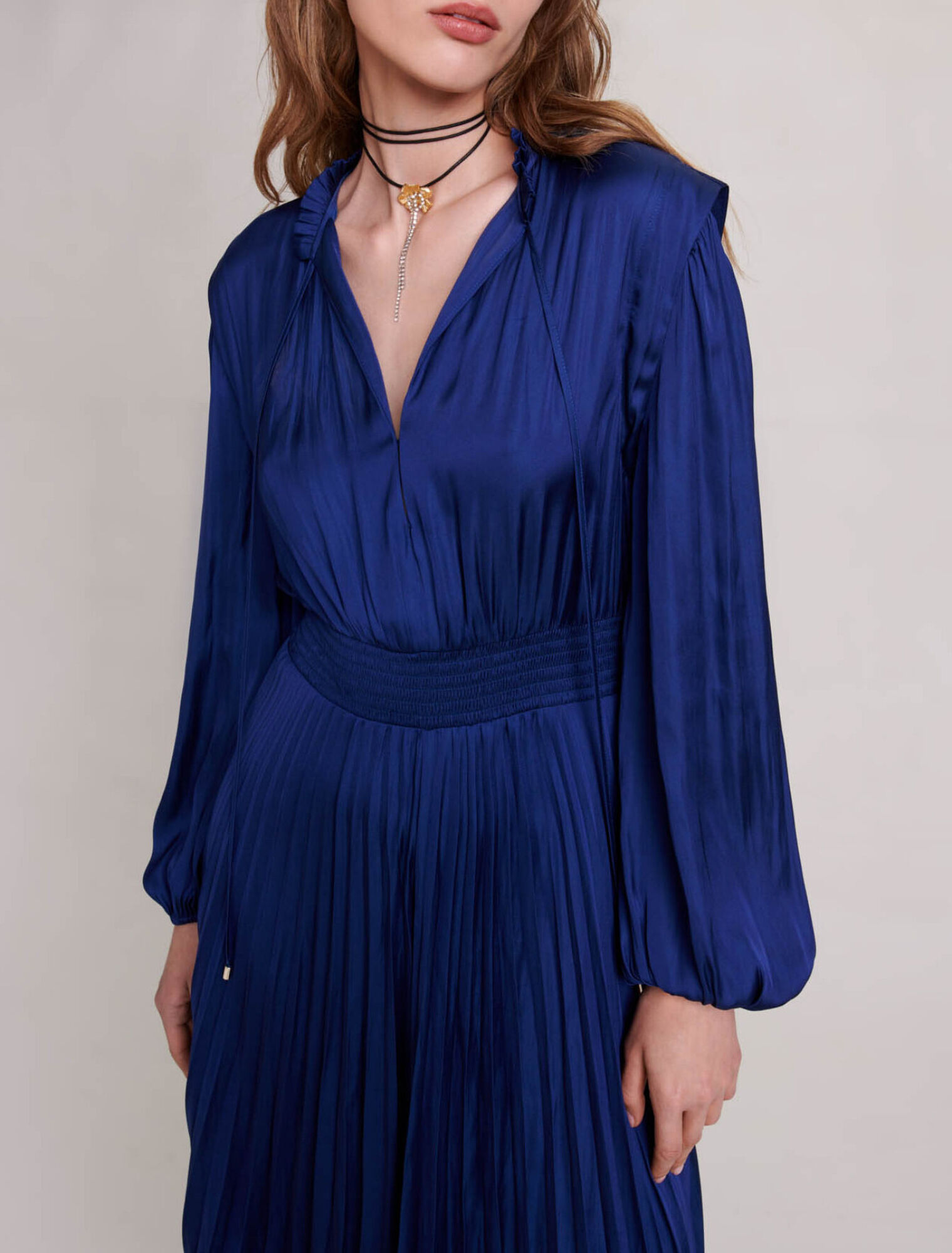 Robe midi pliss&eacute;e et satin&eacute;e