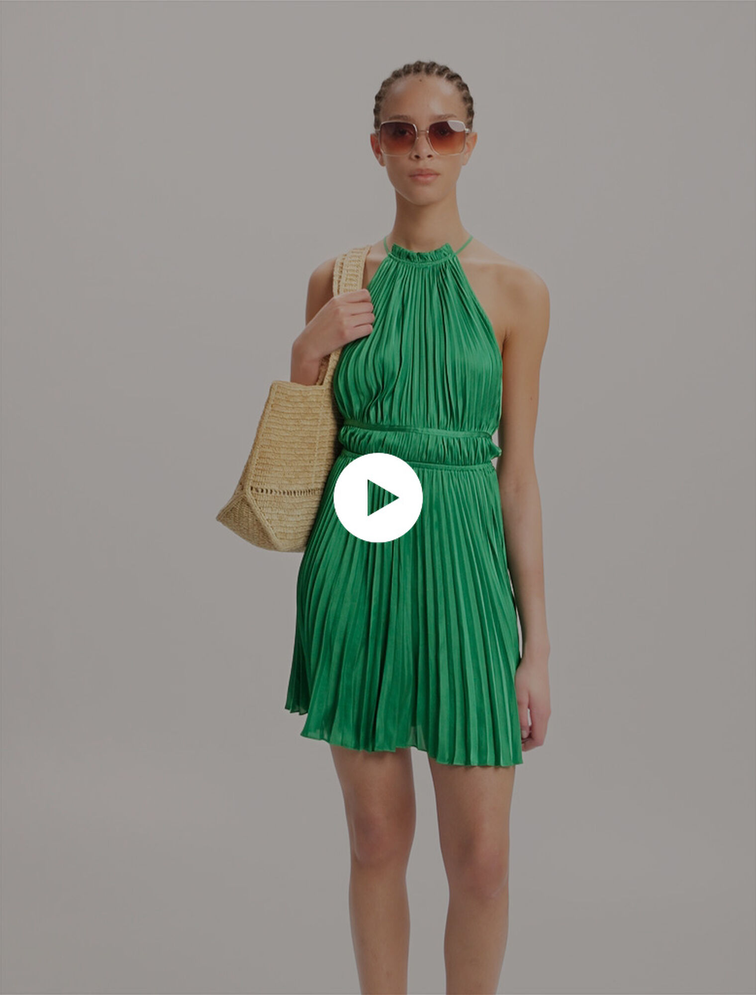 Robe courte plissée dos nu