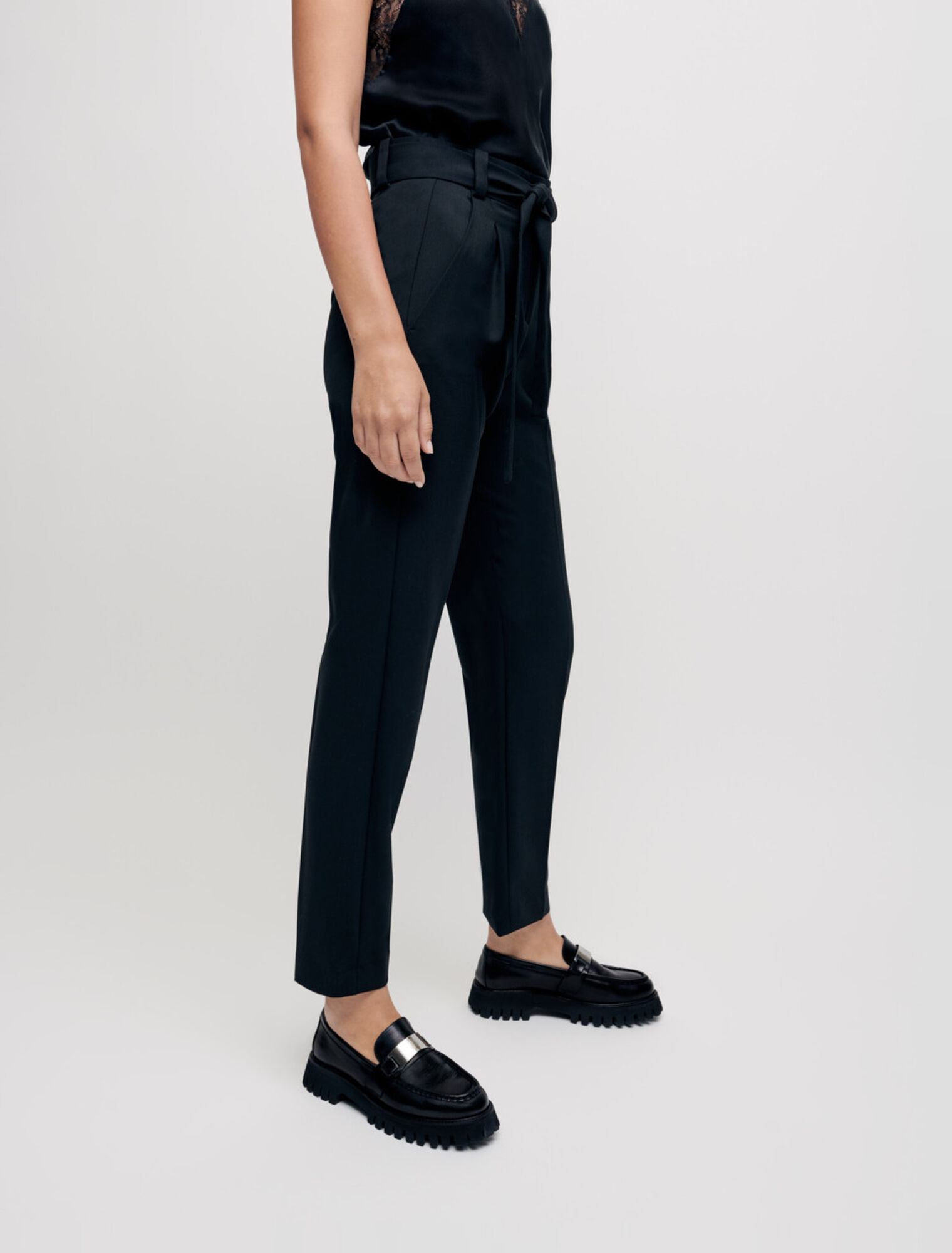 Pantalon taille haute et ceinturé