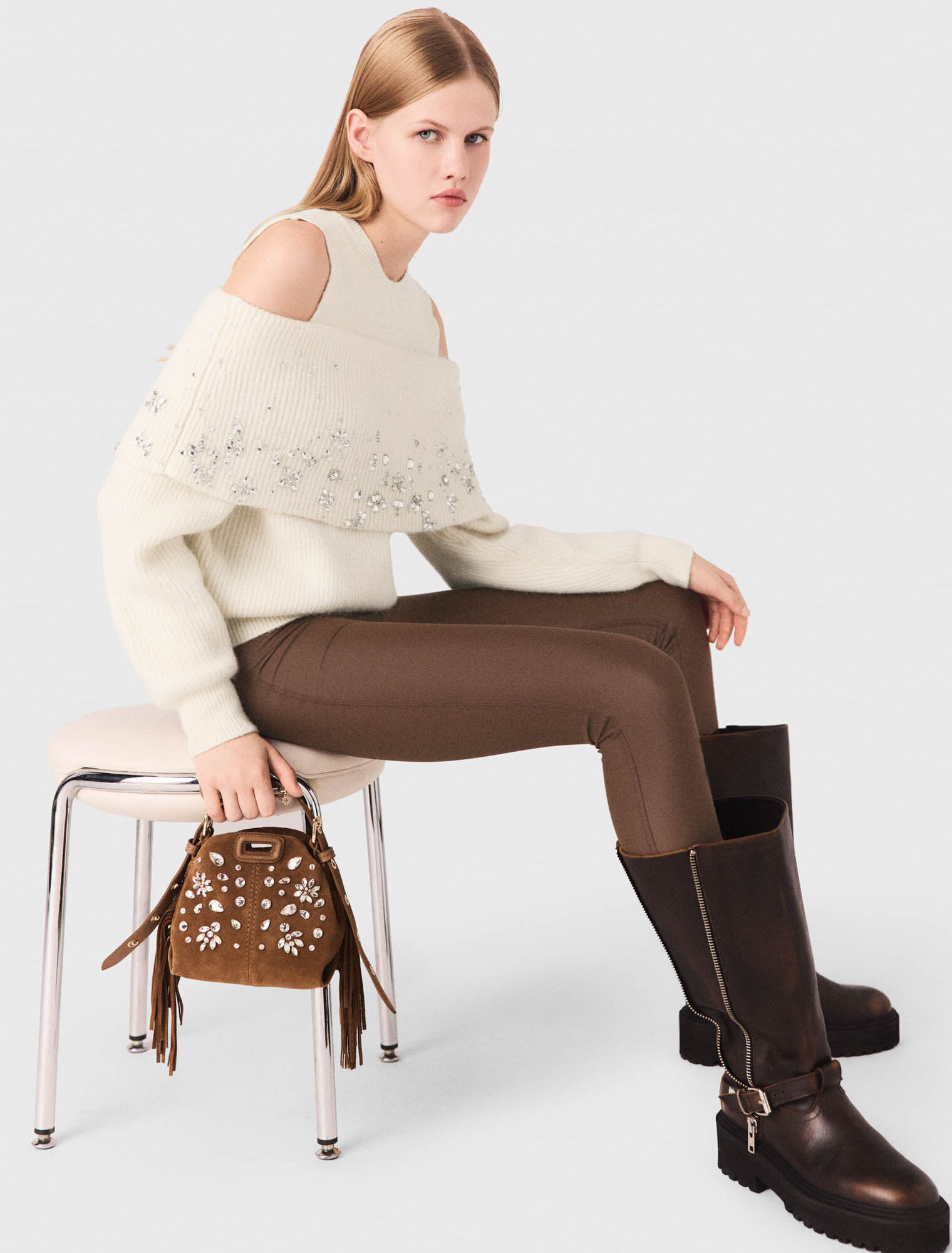 Pull épaules dénudées avec bijoux