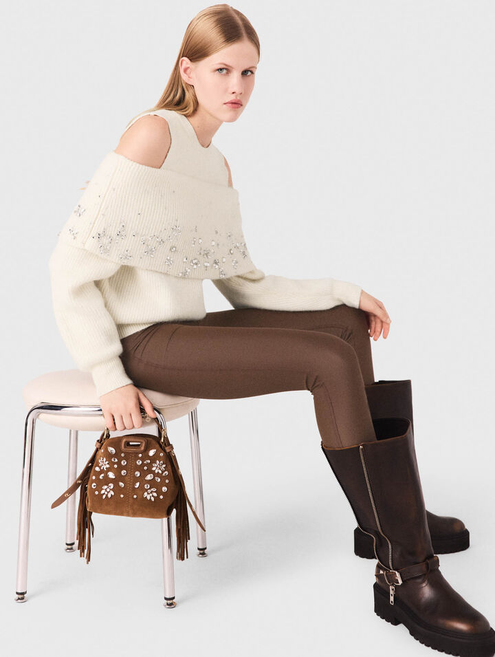 Pull épaules dénudées avec bijoux