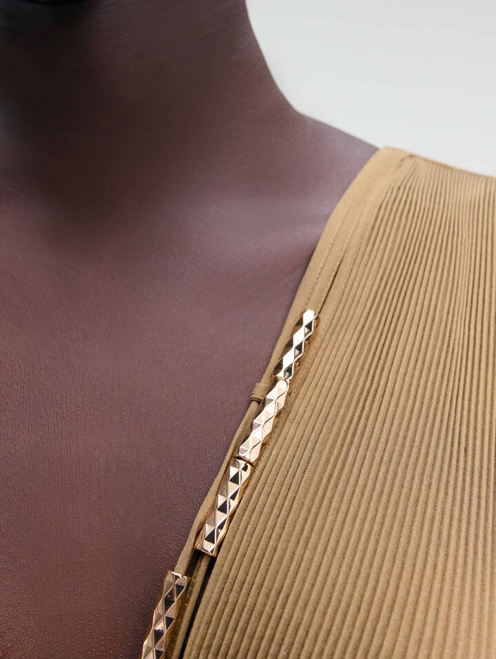 Robe plissée et décolleté bijoux