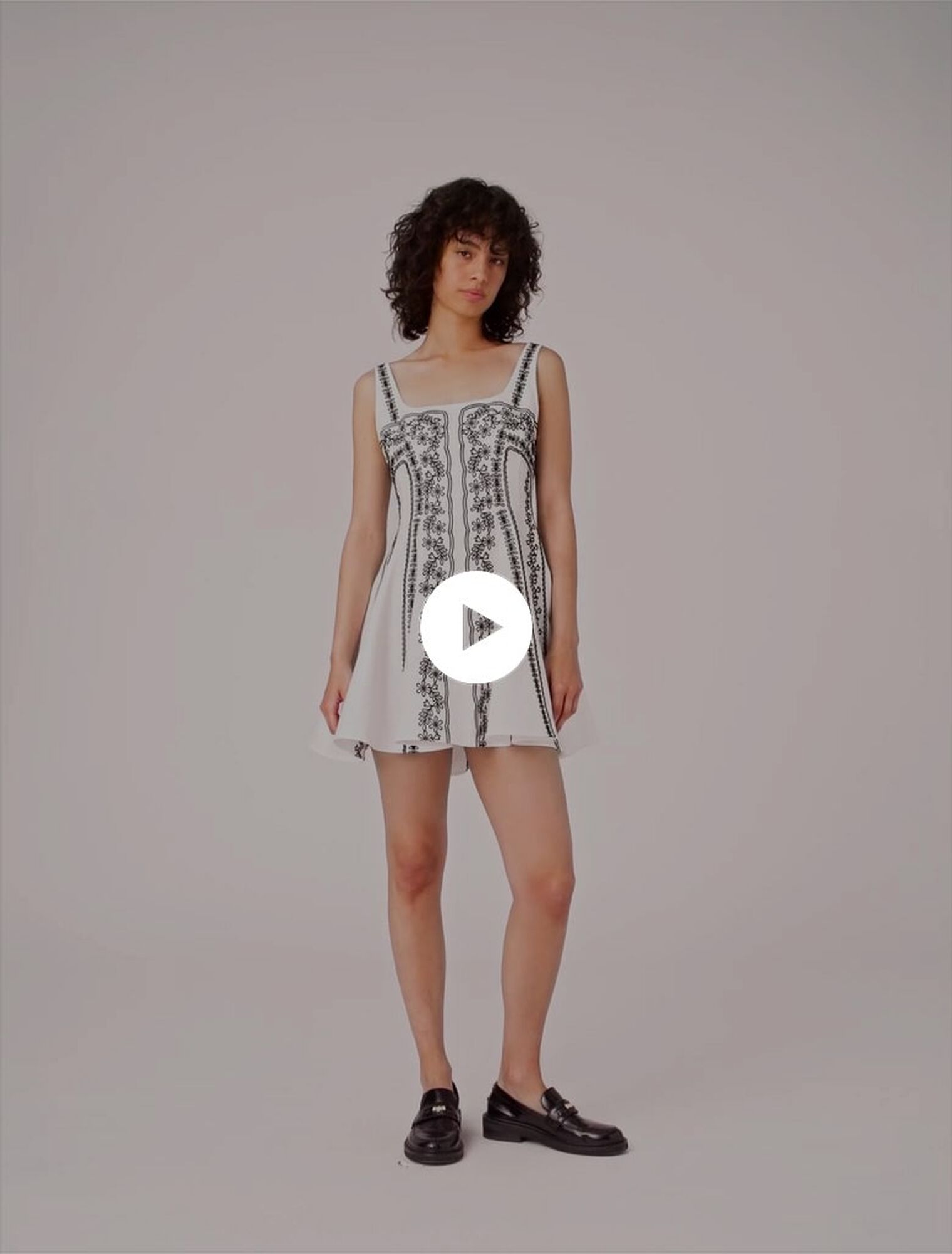 Robe courte brodée à bretelles