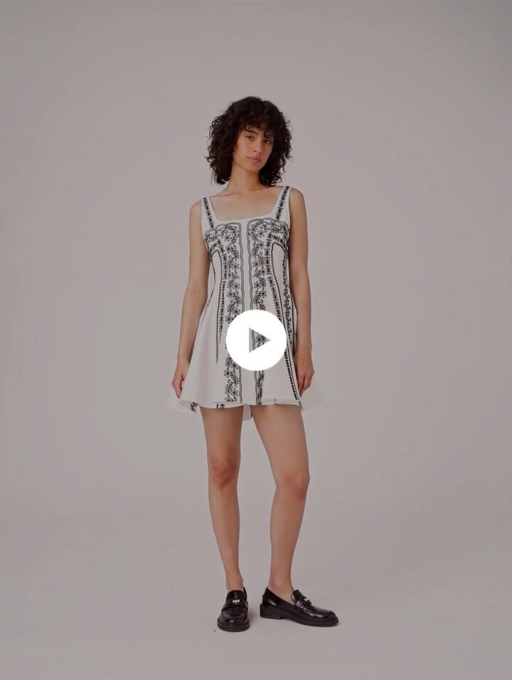 Robe courte brod&eacute;e &agrave; bretelles