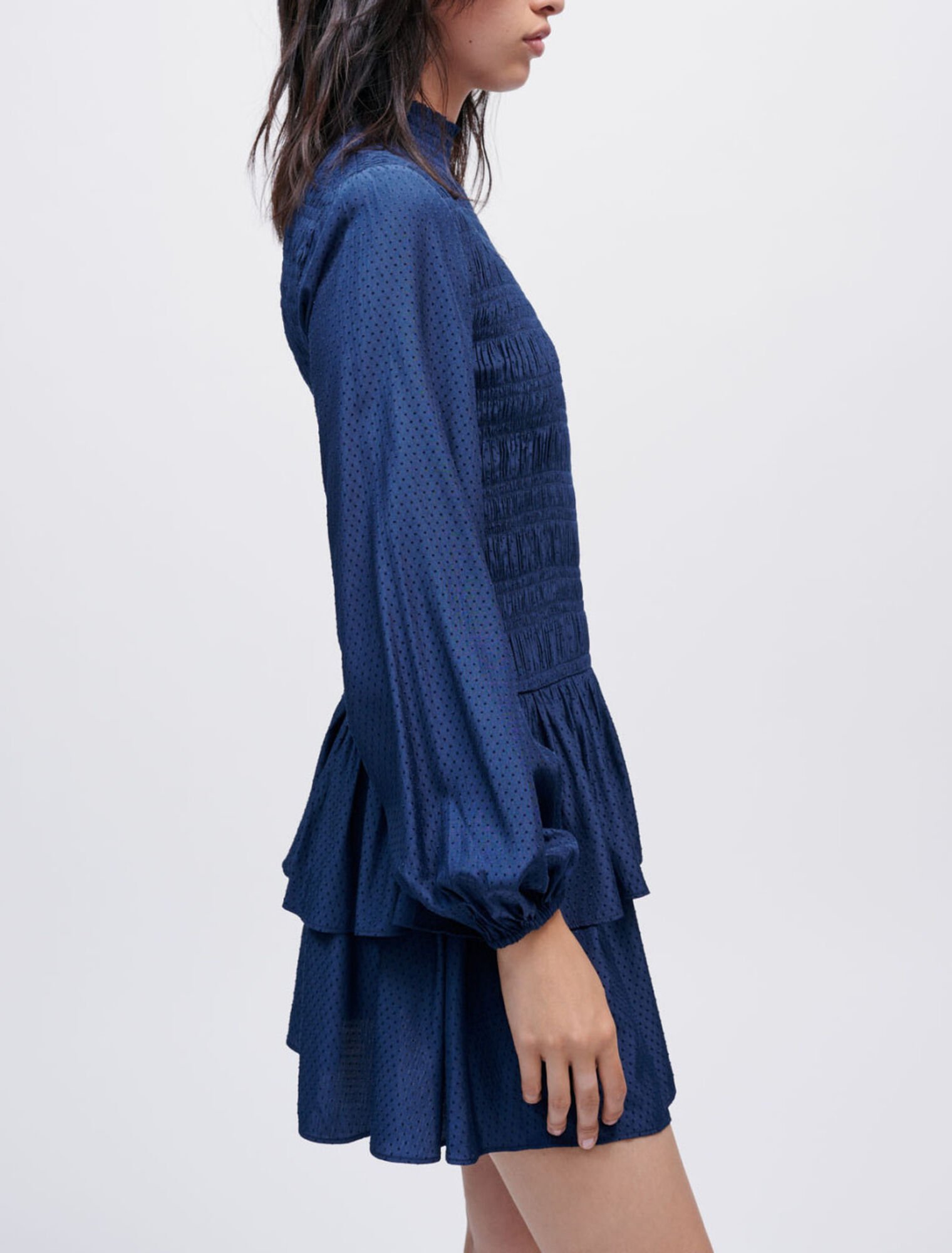 Robe smockée en satin fluide à volants