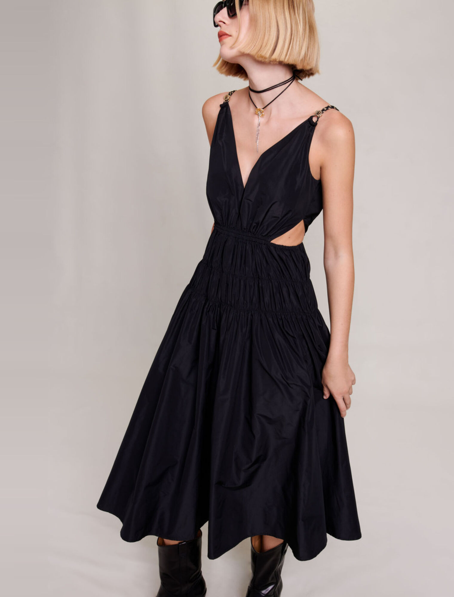 Robe en taffetas ouverte à la taille
