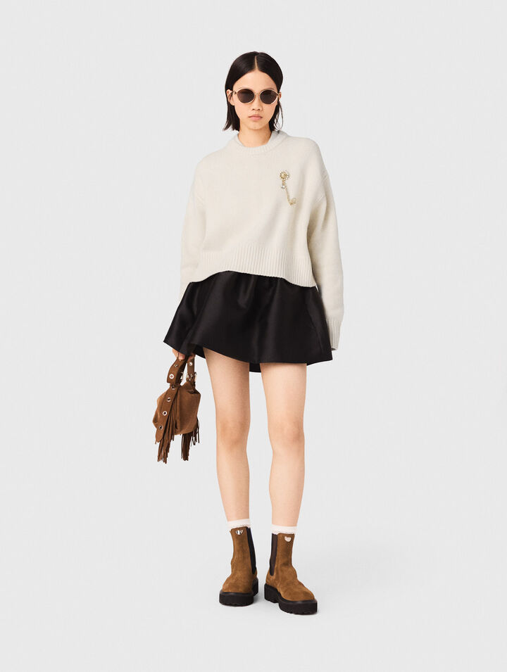 Pull avec broche florale