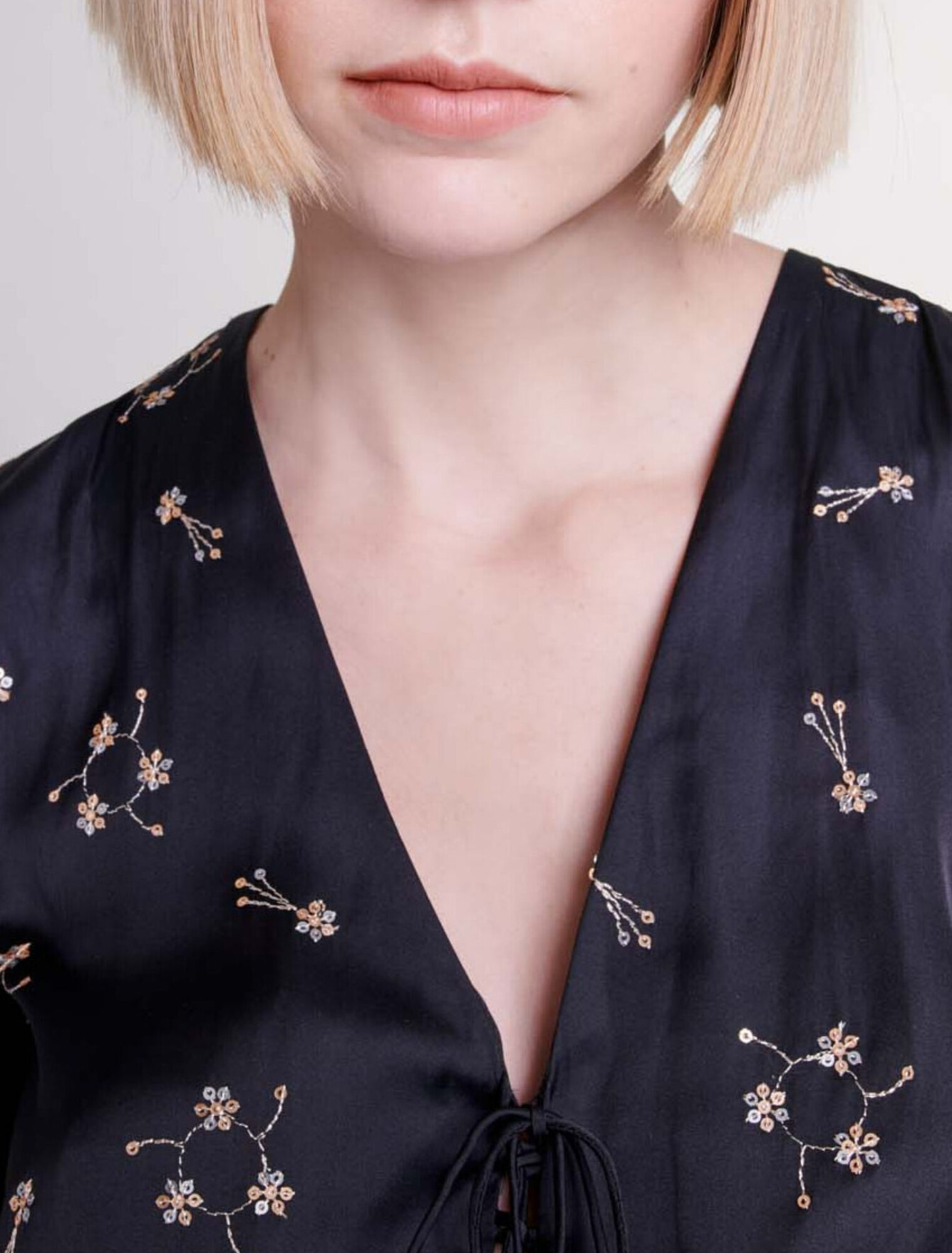 Robe courte brodée à sequins