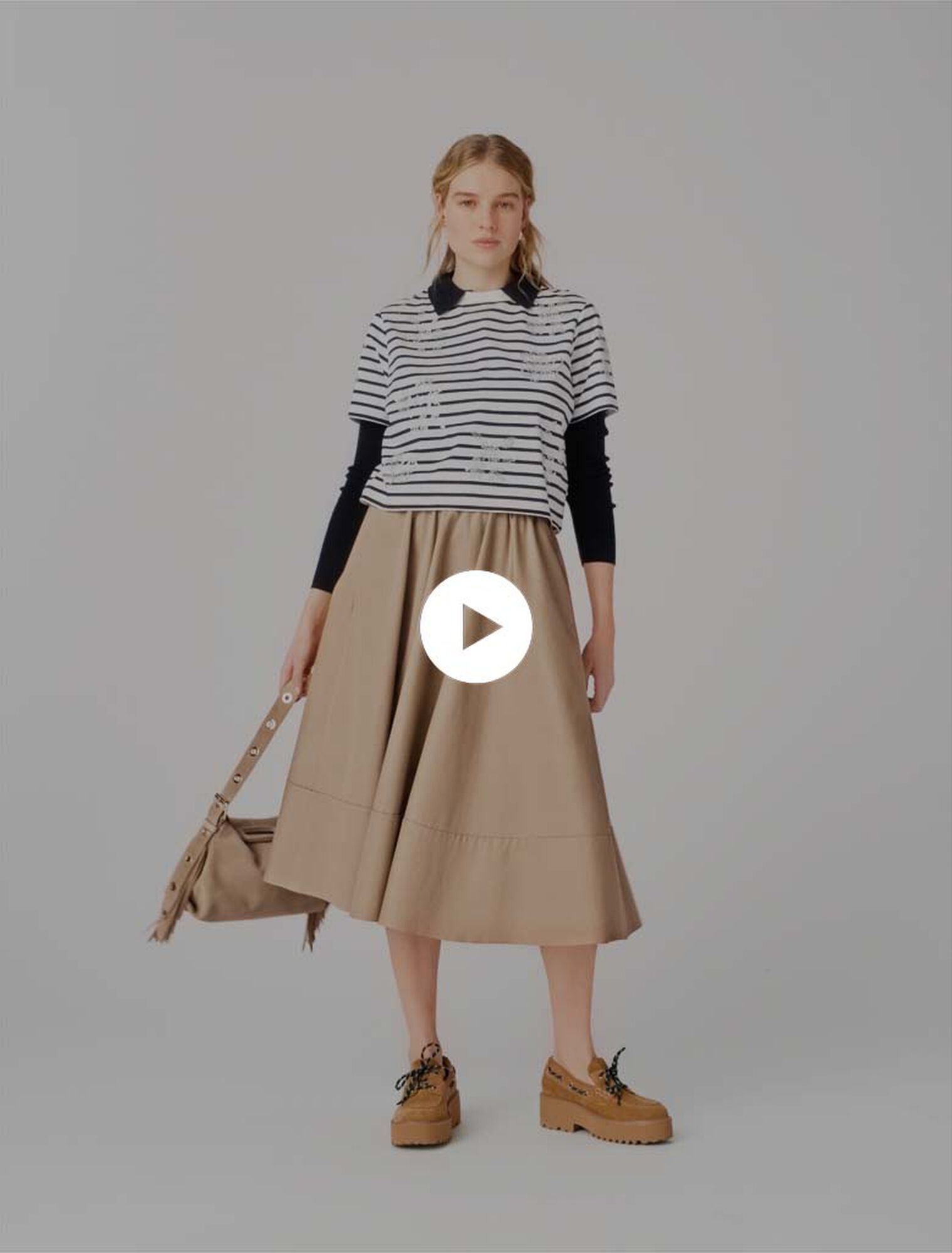 Tee shirt ray&eacute; &agrave; fleurs strass&eacute;es