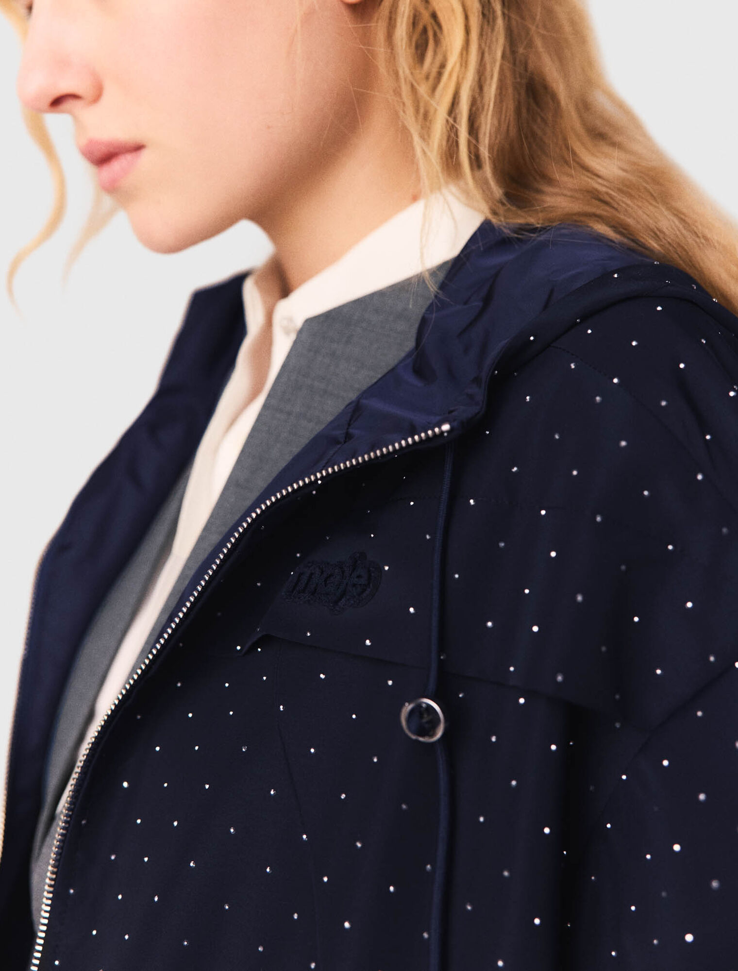 Coupe-vent strass&eacute; &agrave; capuche