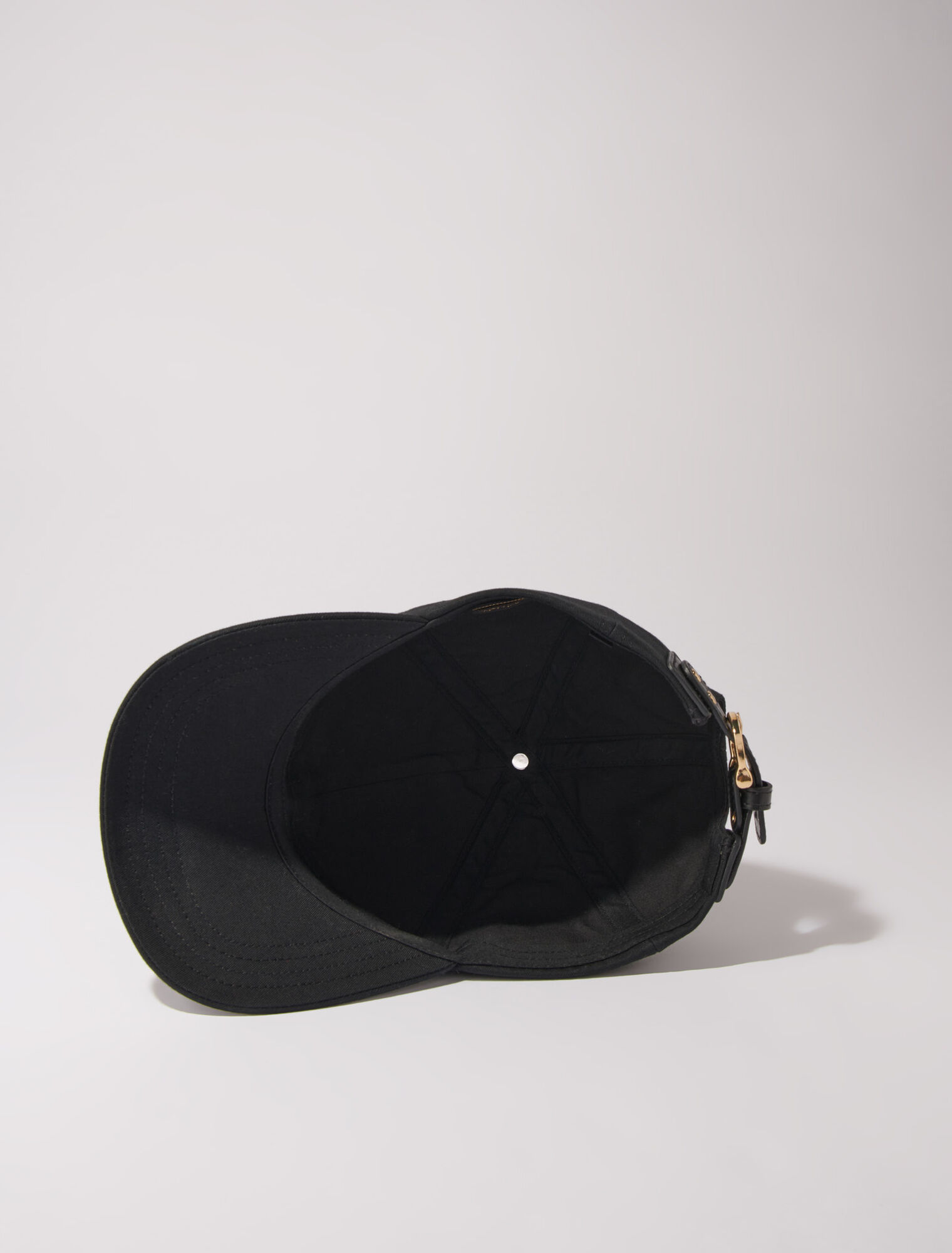 Casquette en coton et boucle dorée