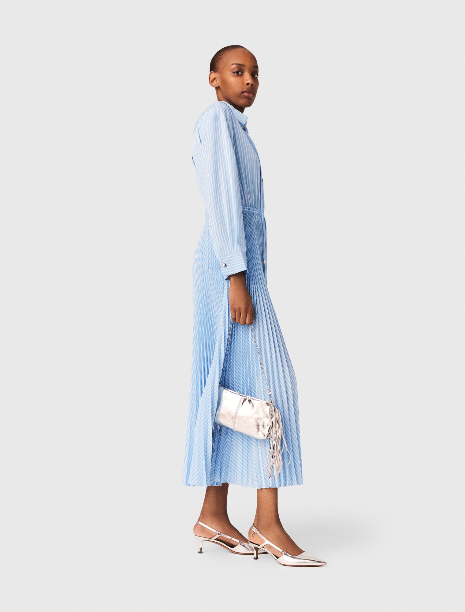 Robe longue pliss&eacute;e &agrave; &oelig;illets