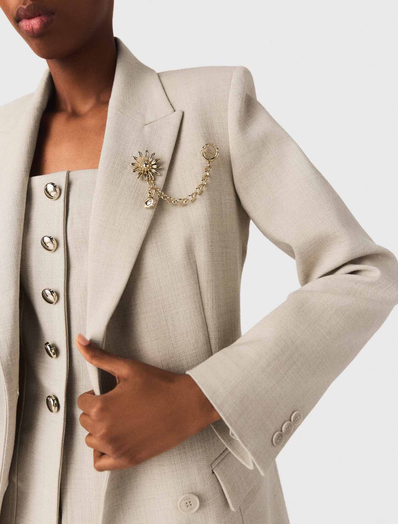 Veste de tailleur avec broche