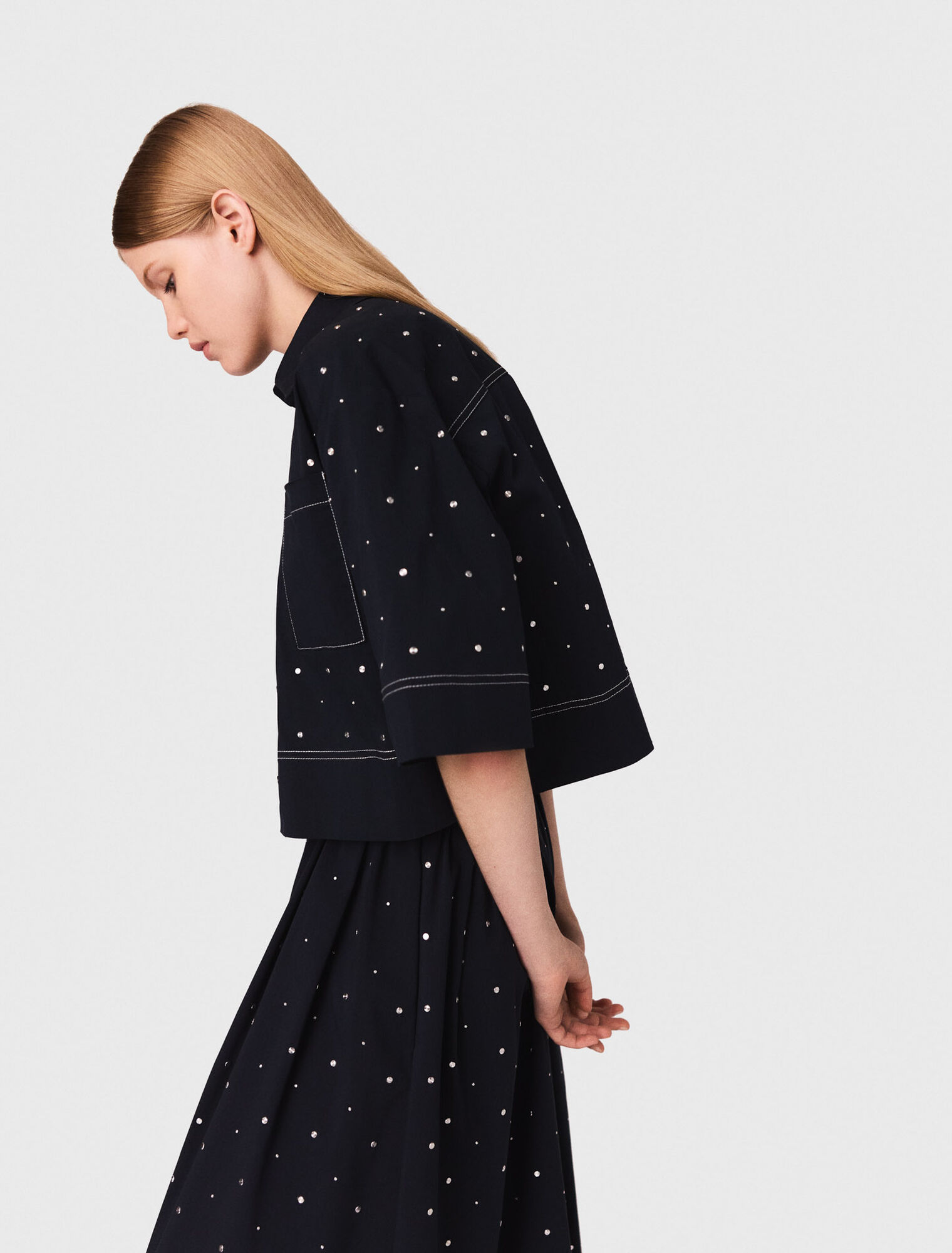 Chemise cropped ornée de clous