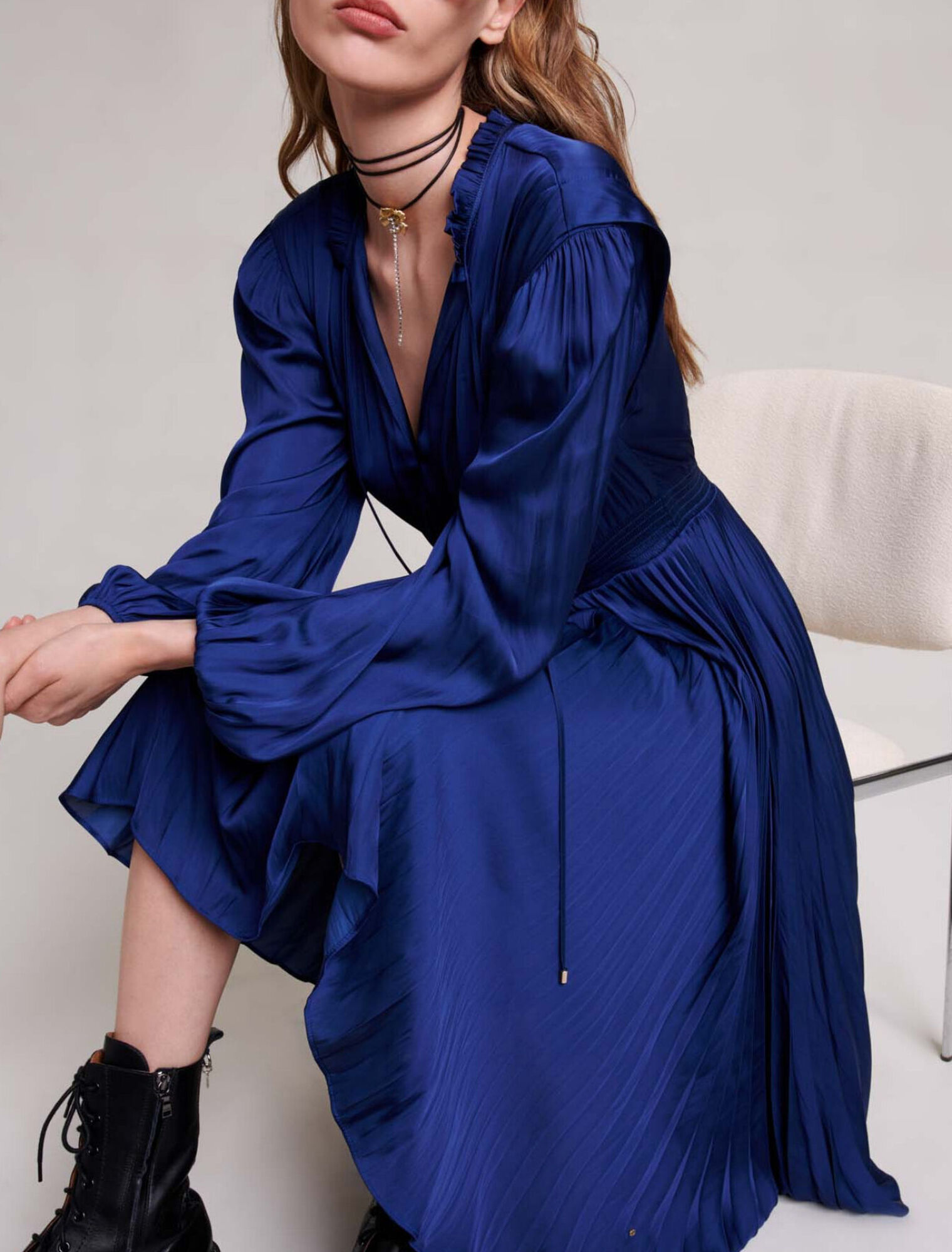 Robe midi pliss&eacute;e et satin&eacute;e