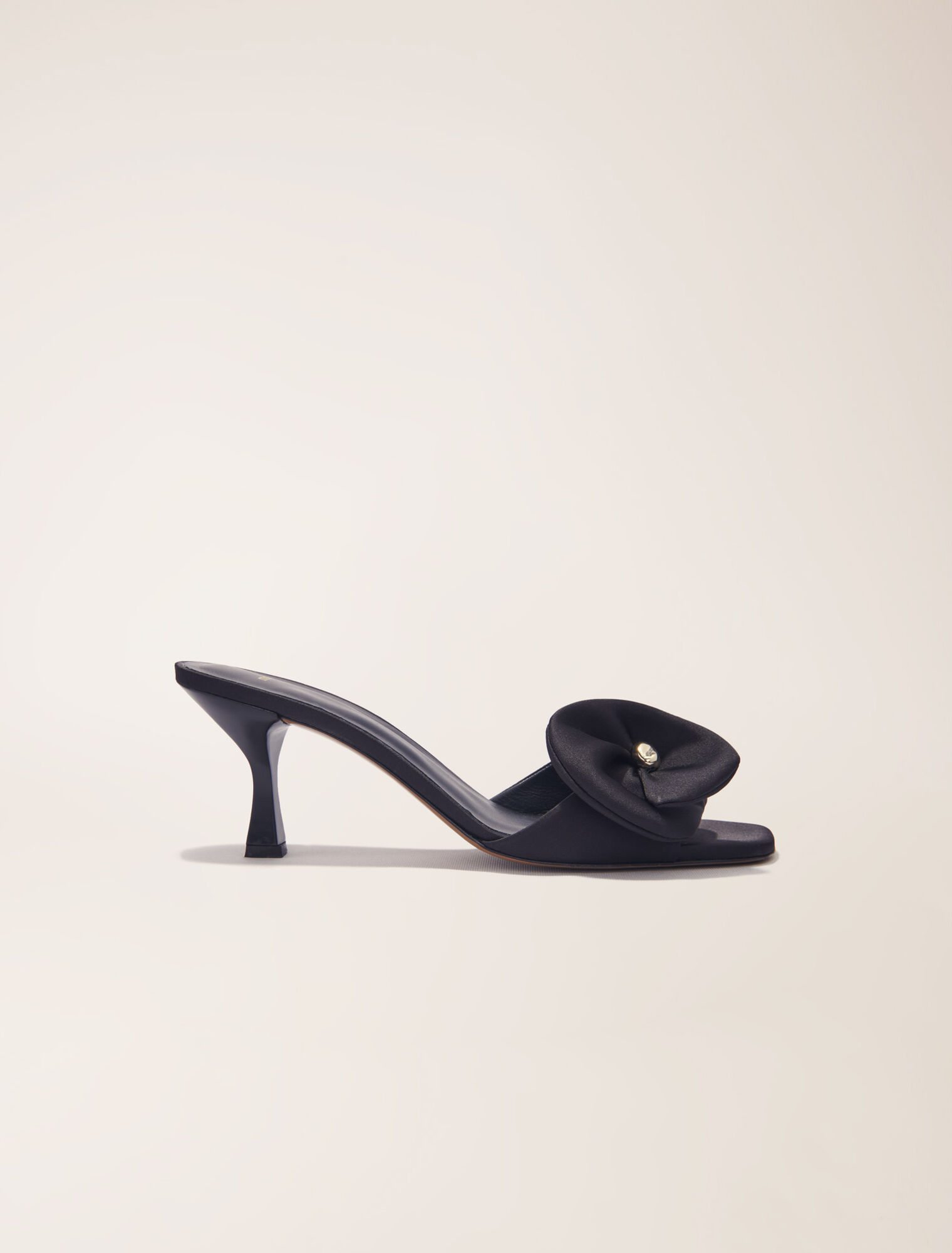 Mule en textile avec fleur satinée