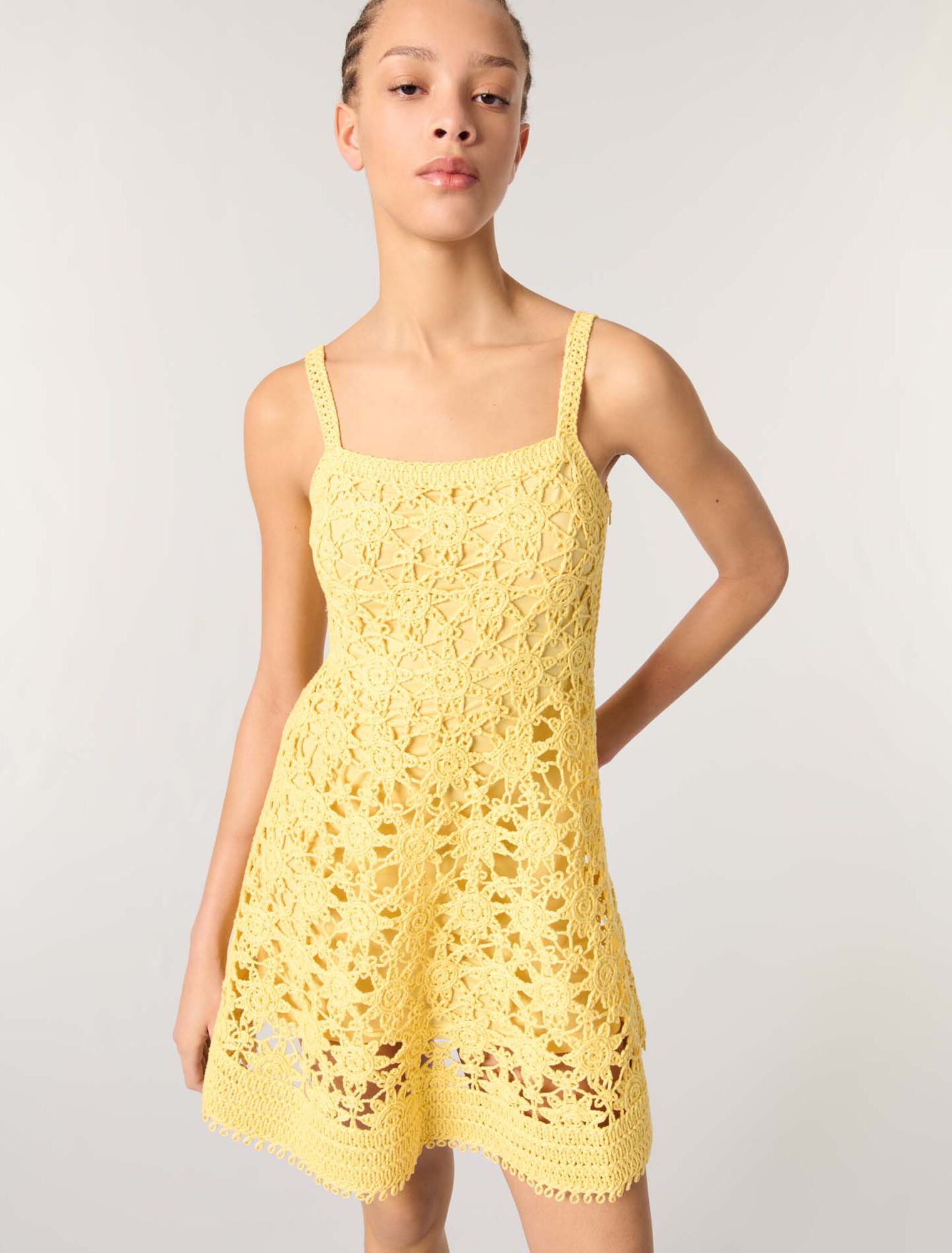 Robe courte à bretelles en crochet