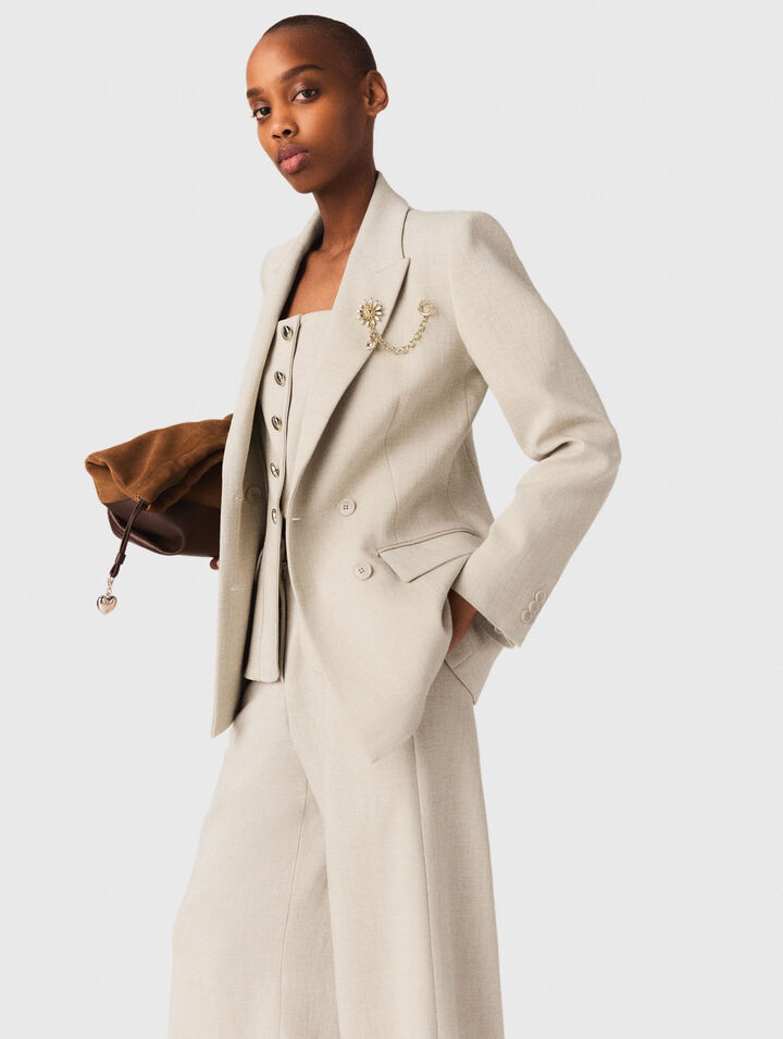 Veste de tailleur avec broche