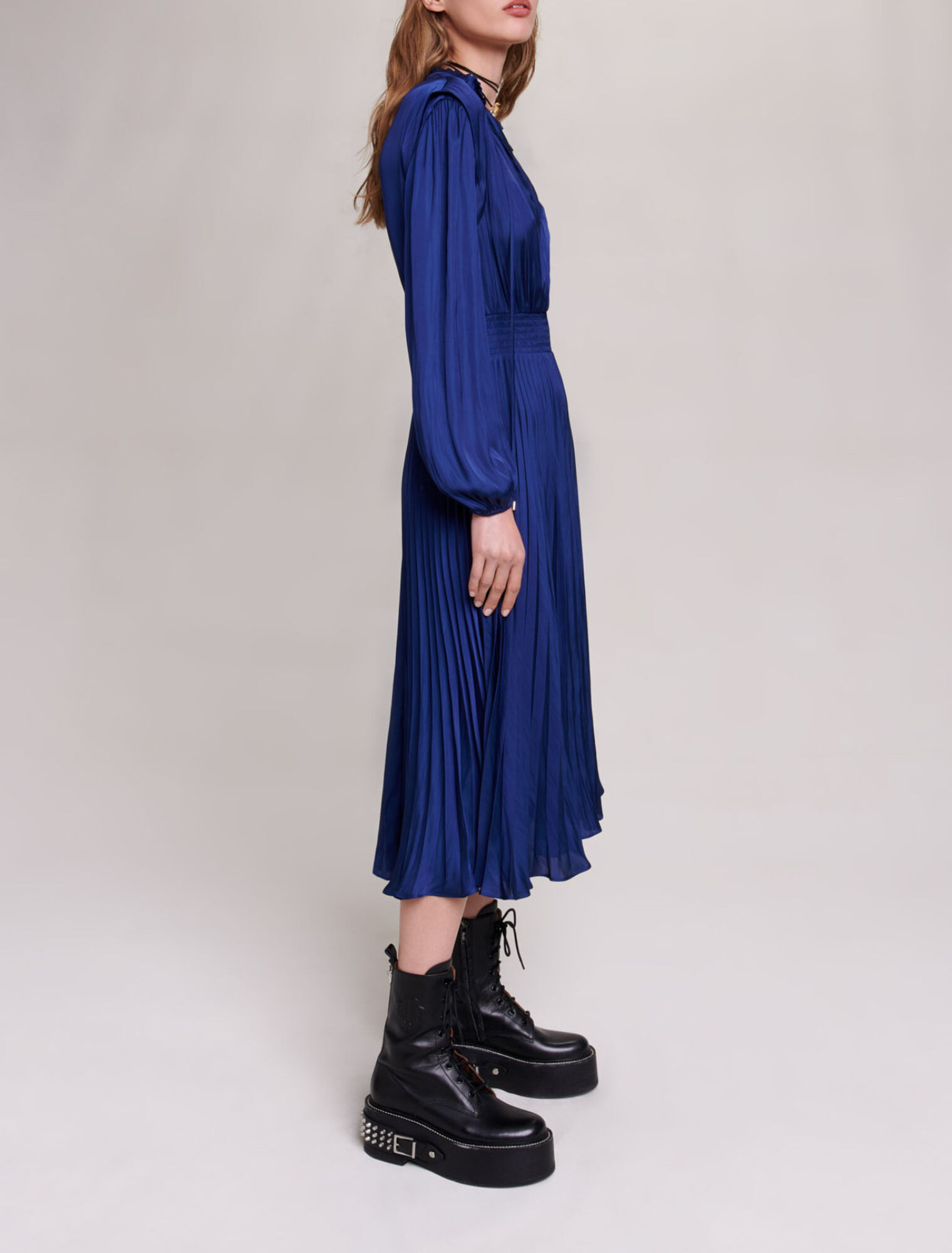 Robe midi pliss&eacute;e et satin&eacute;e