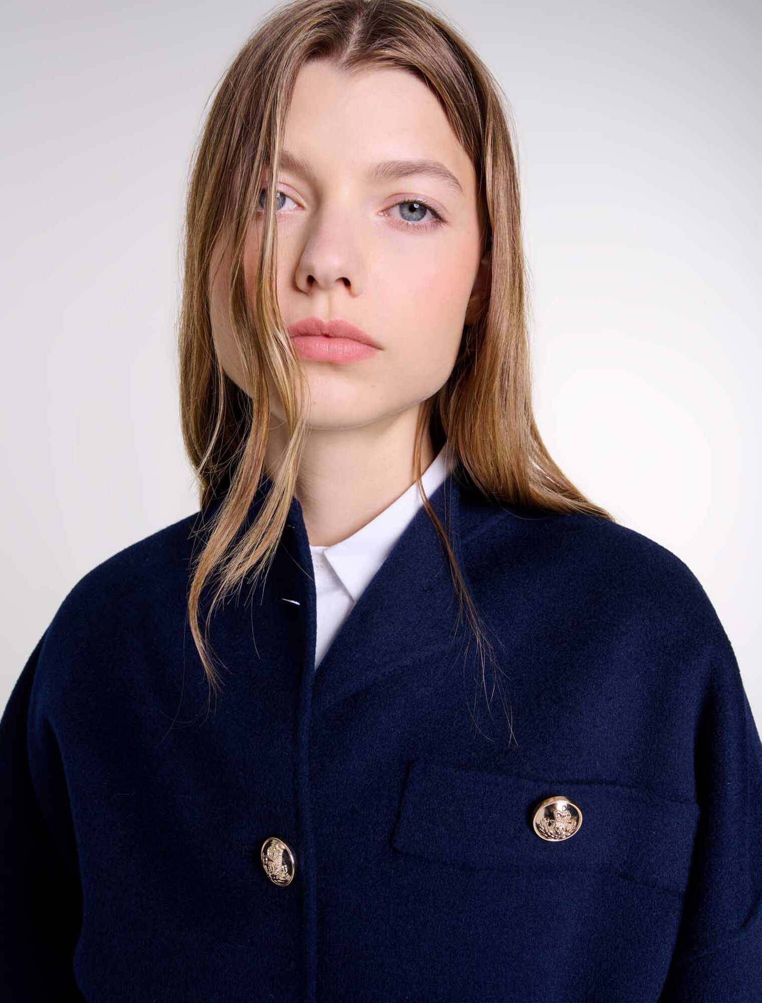 Manteau court en laine ceinturé