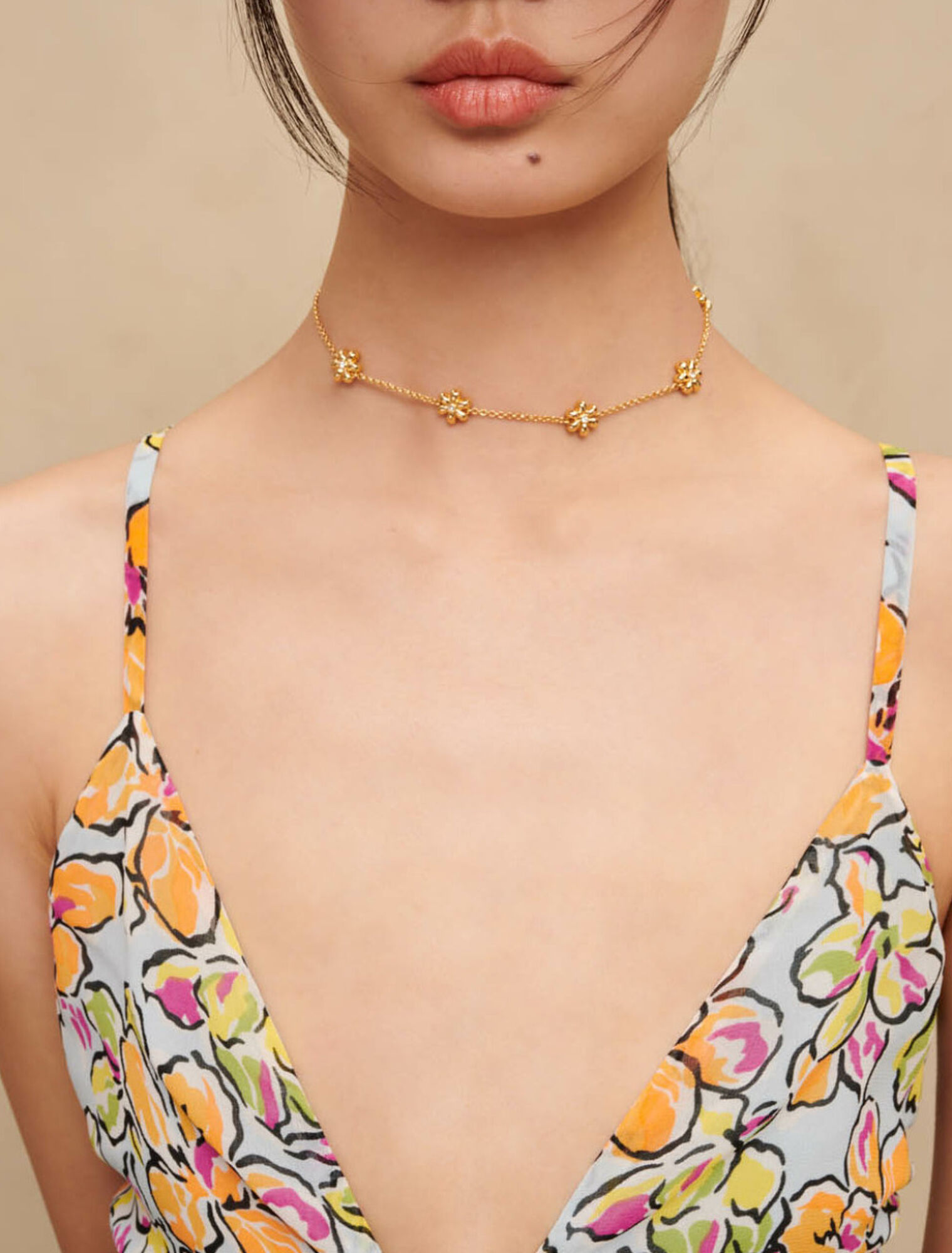 Robe longue fleurie à découpes