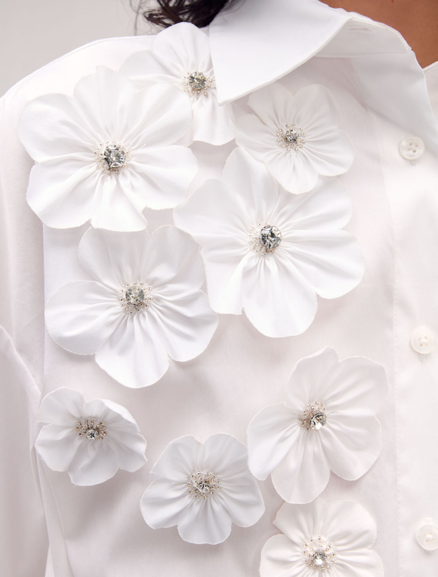 Chemise longue à fleurs brodées