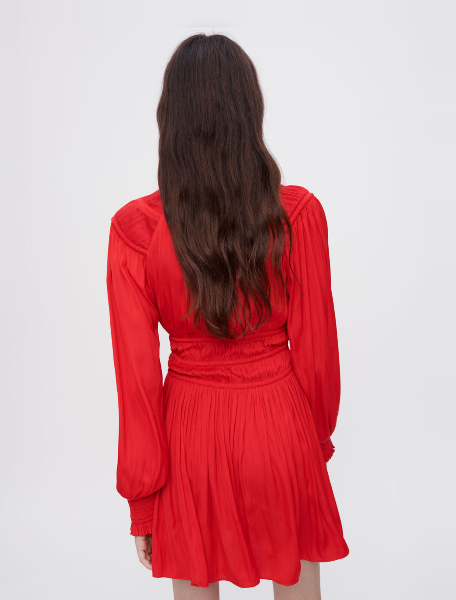 Robe en satin cintrée à la taille