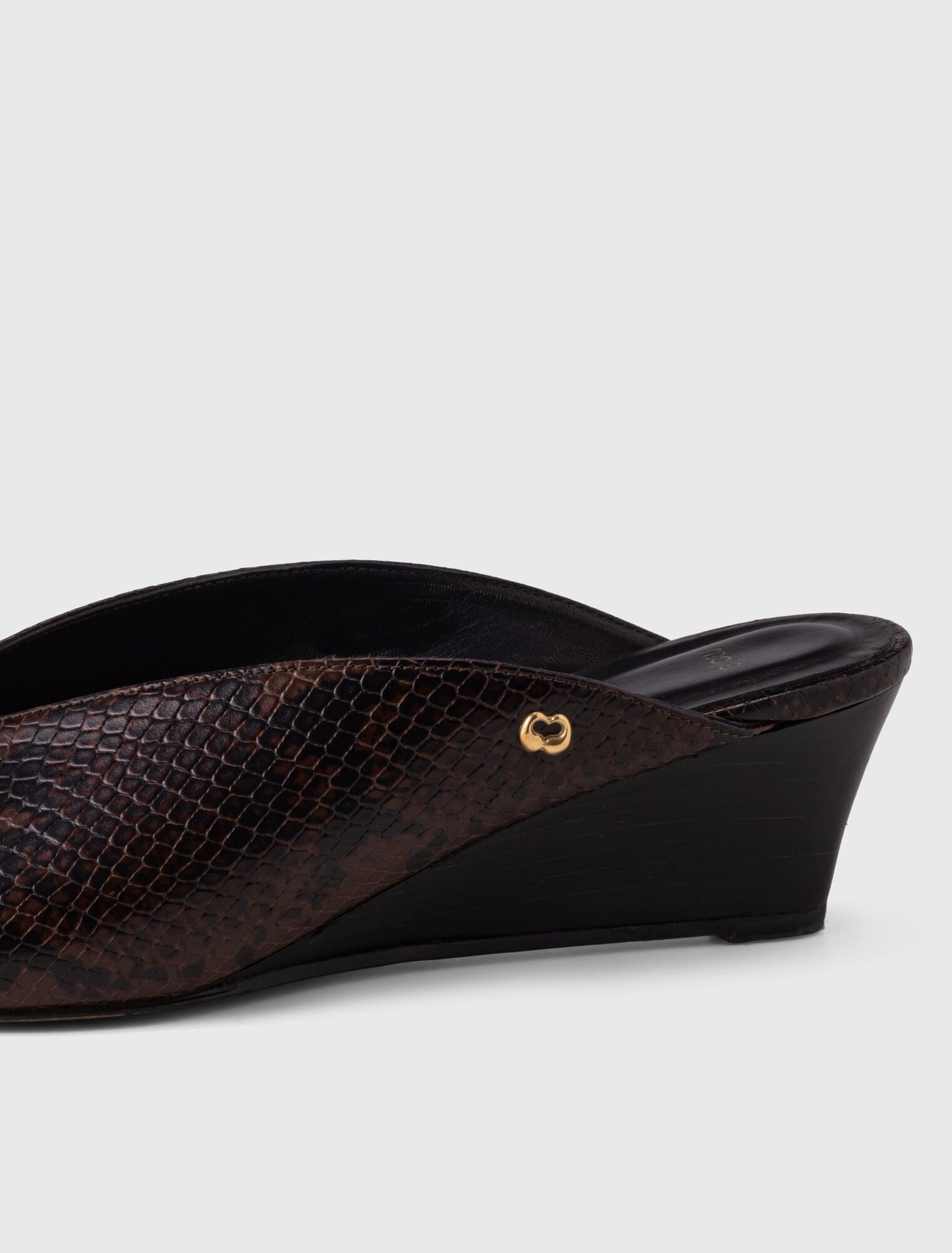 Mules compens&eacute;es en cuir emboss&eacute;