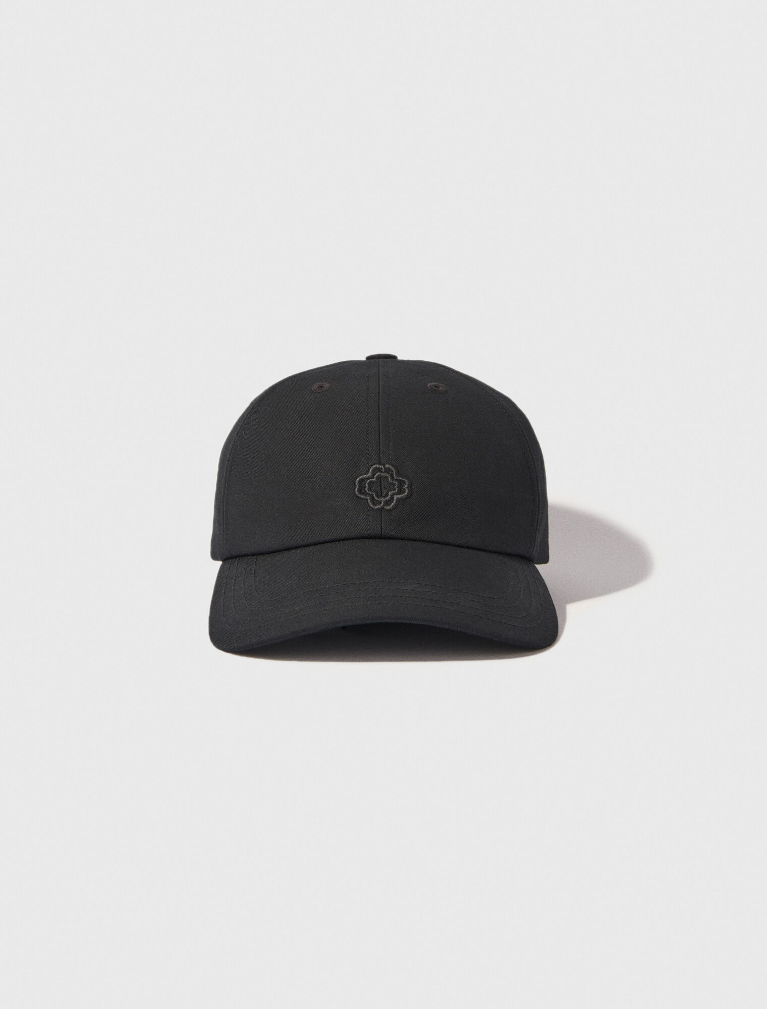 Casquette en coton et boucle dorée