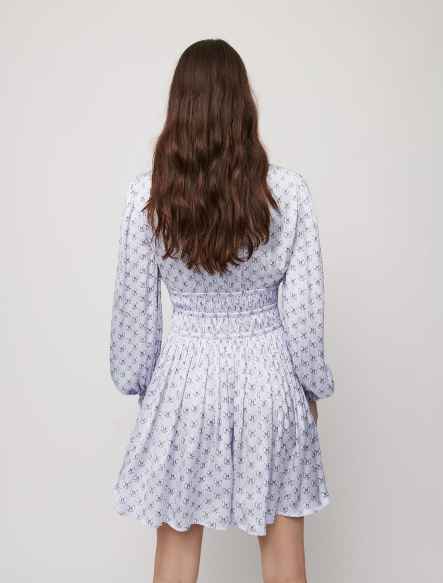 Robe en satin avec volants et smocks