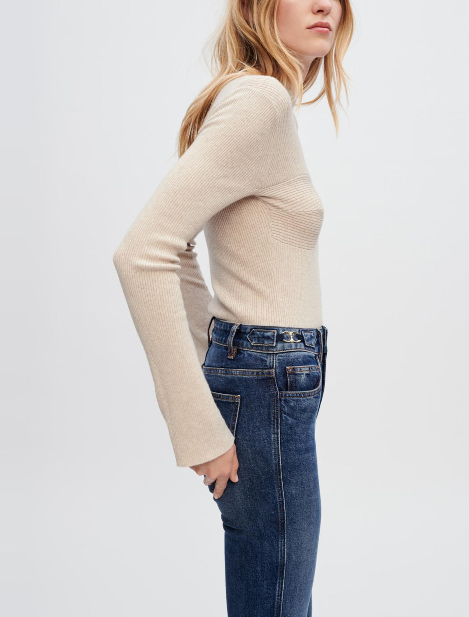 Pull ajusté à découpes