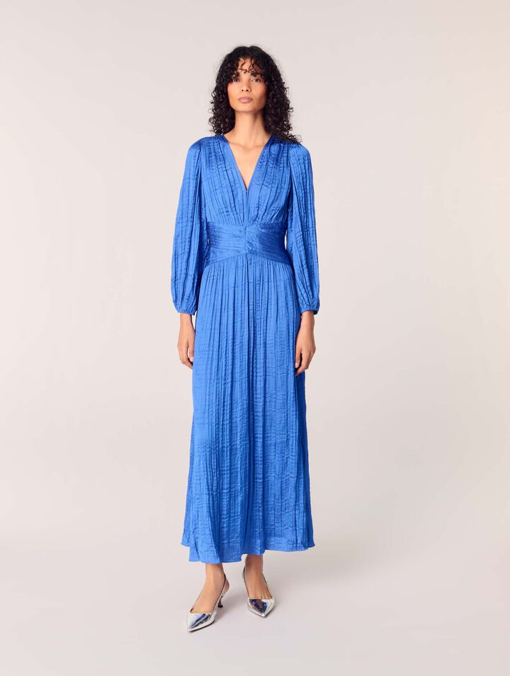 Robe longue satinée plissée