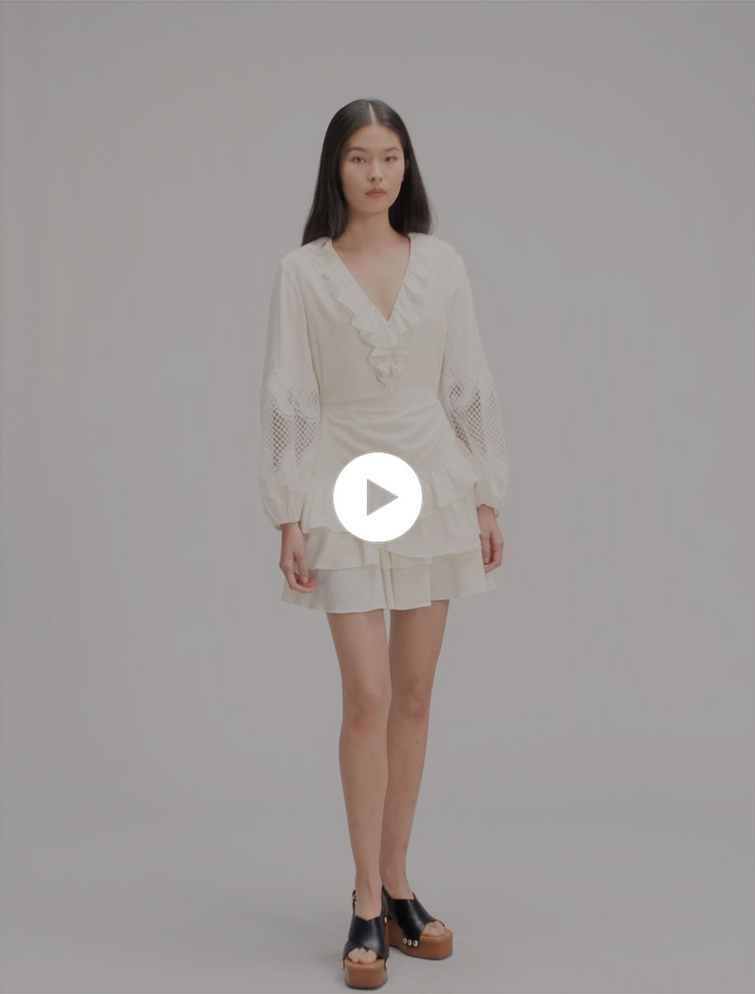 Robe à volants et manches brodées