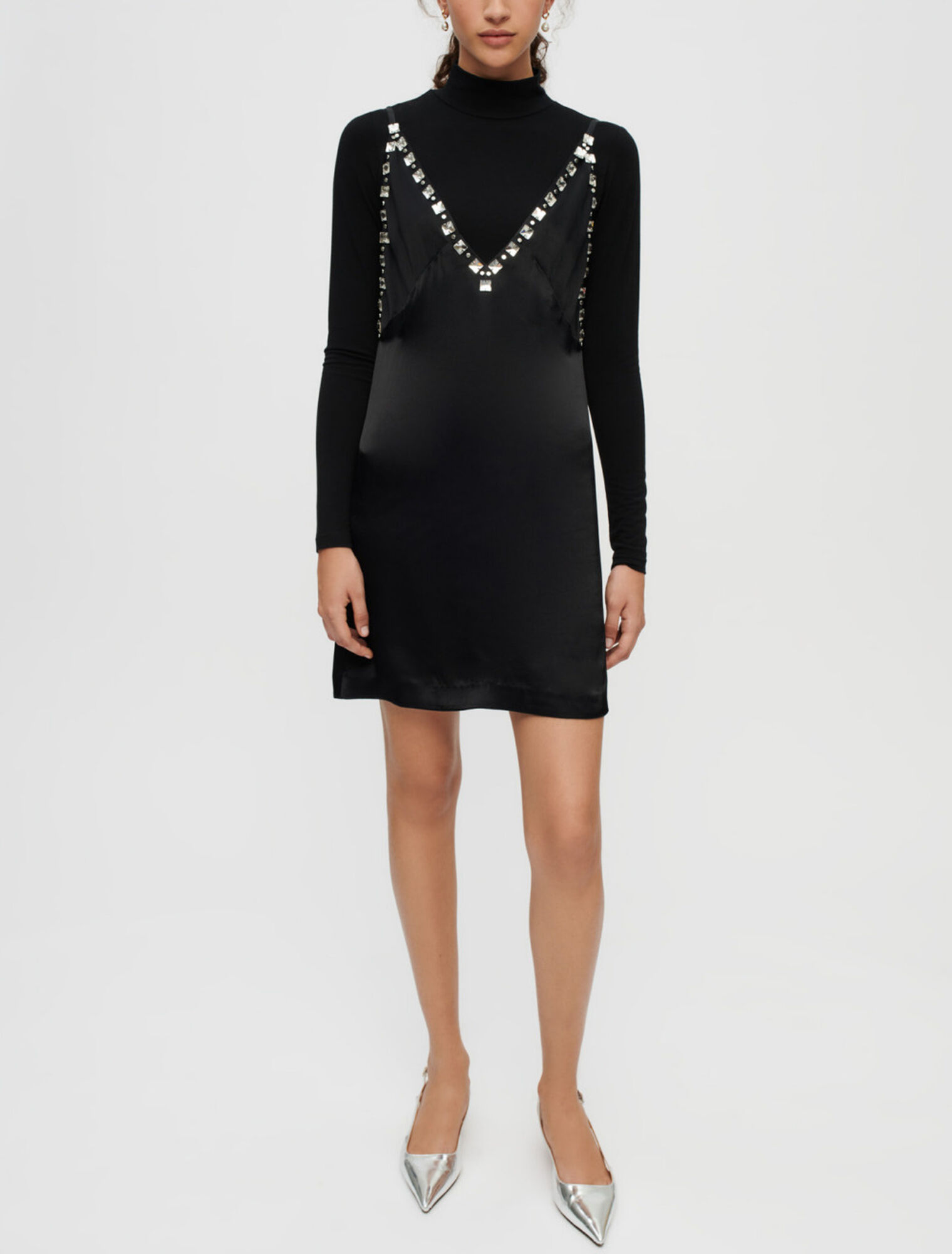 Robe en satin noir à bretelle à bijoux