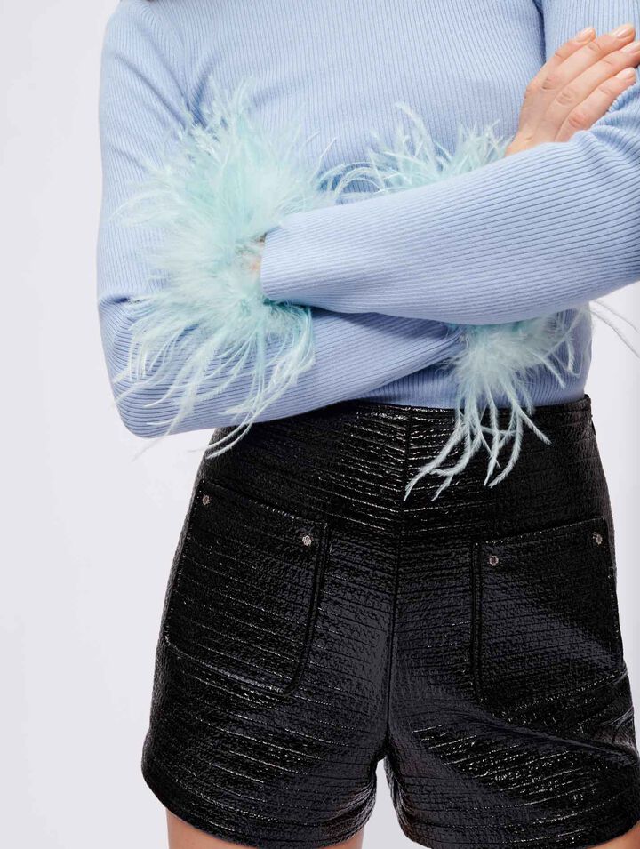 Pull à col roulé et plumes aux poignets