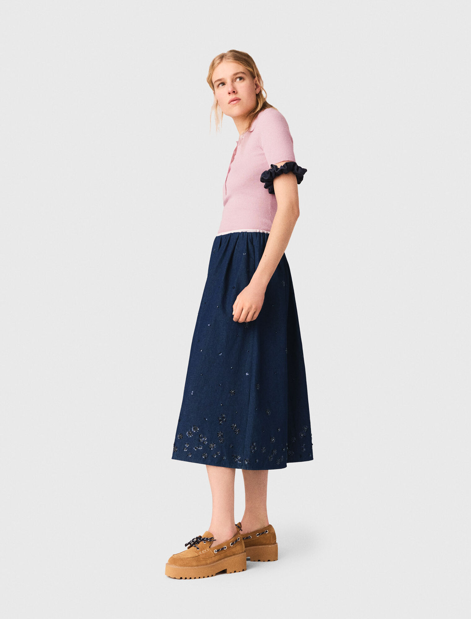 Jupe mi-longue en denim brod&eacute;