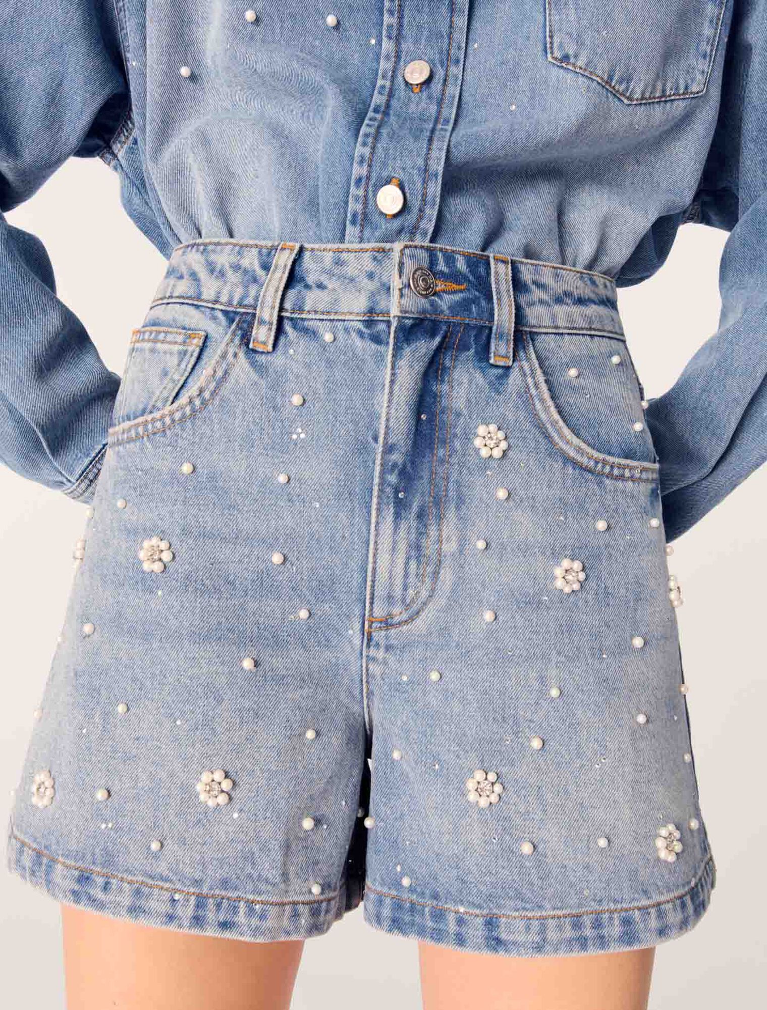 Short en denim à perles brodées